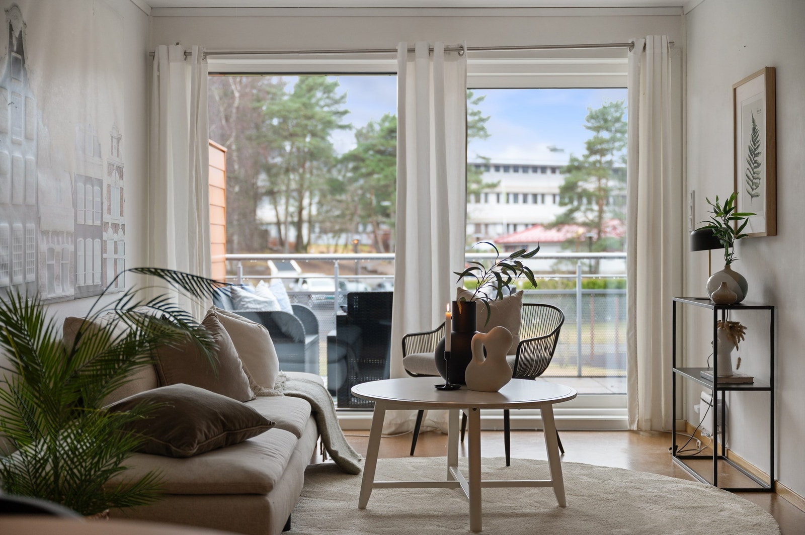 Fra stuen har man utgang til en romslig balkong med bod. Galleribilde
