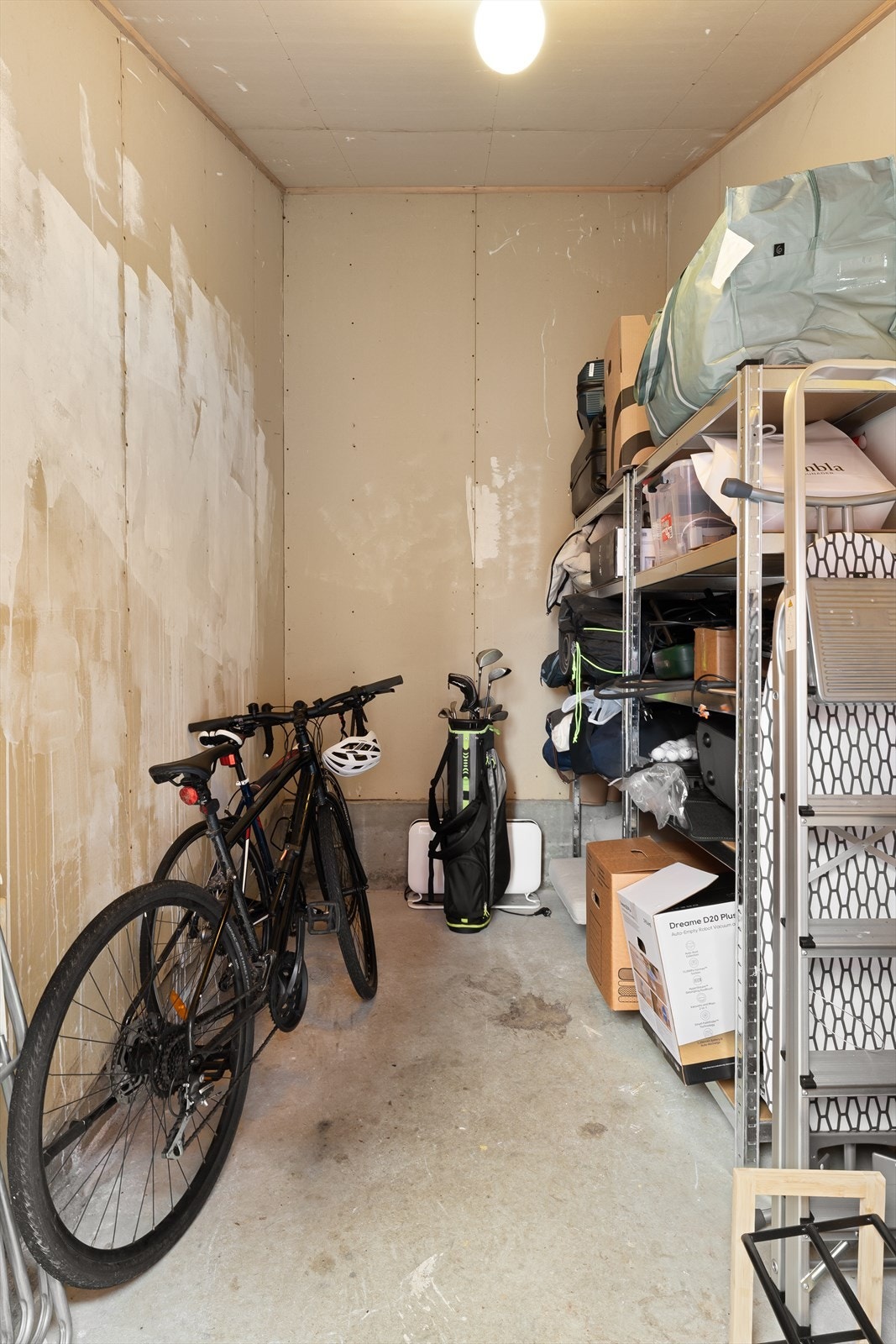 Praktisk sportsbod rett utenfor inngangspartiet Galleribilde