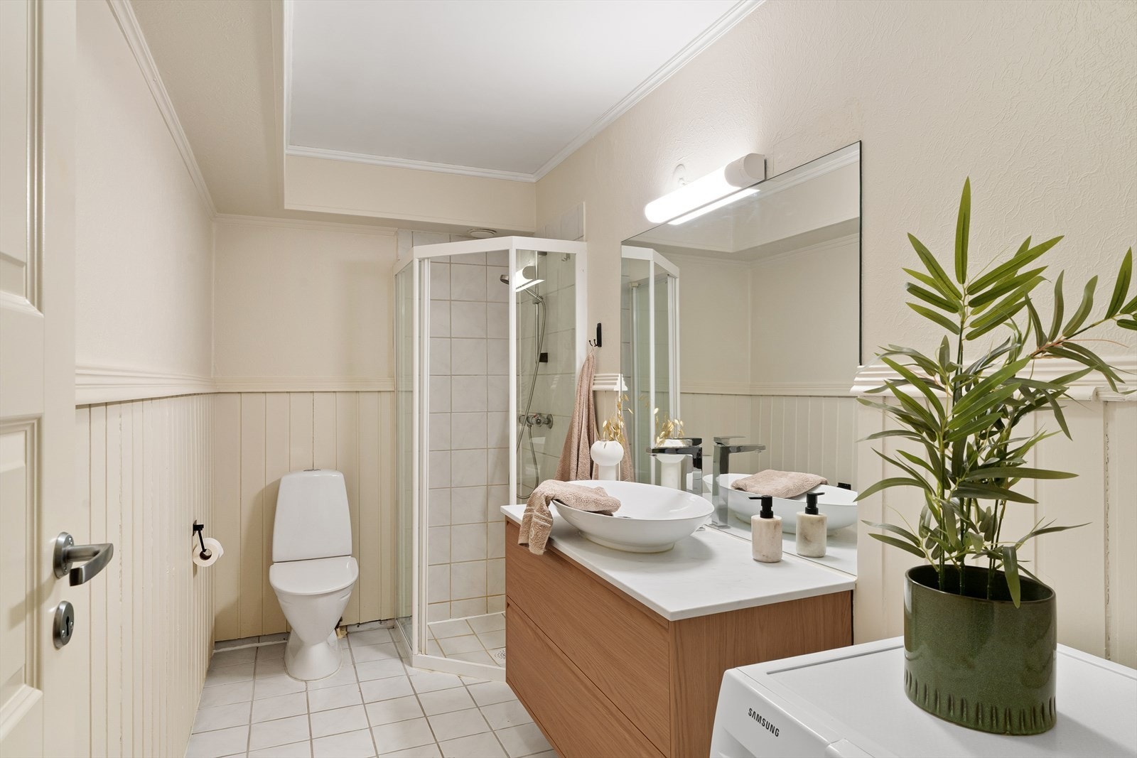 Bad med fliser på gulv og gulvvarme Galleribilde