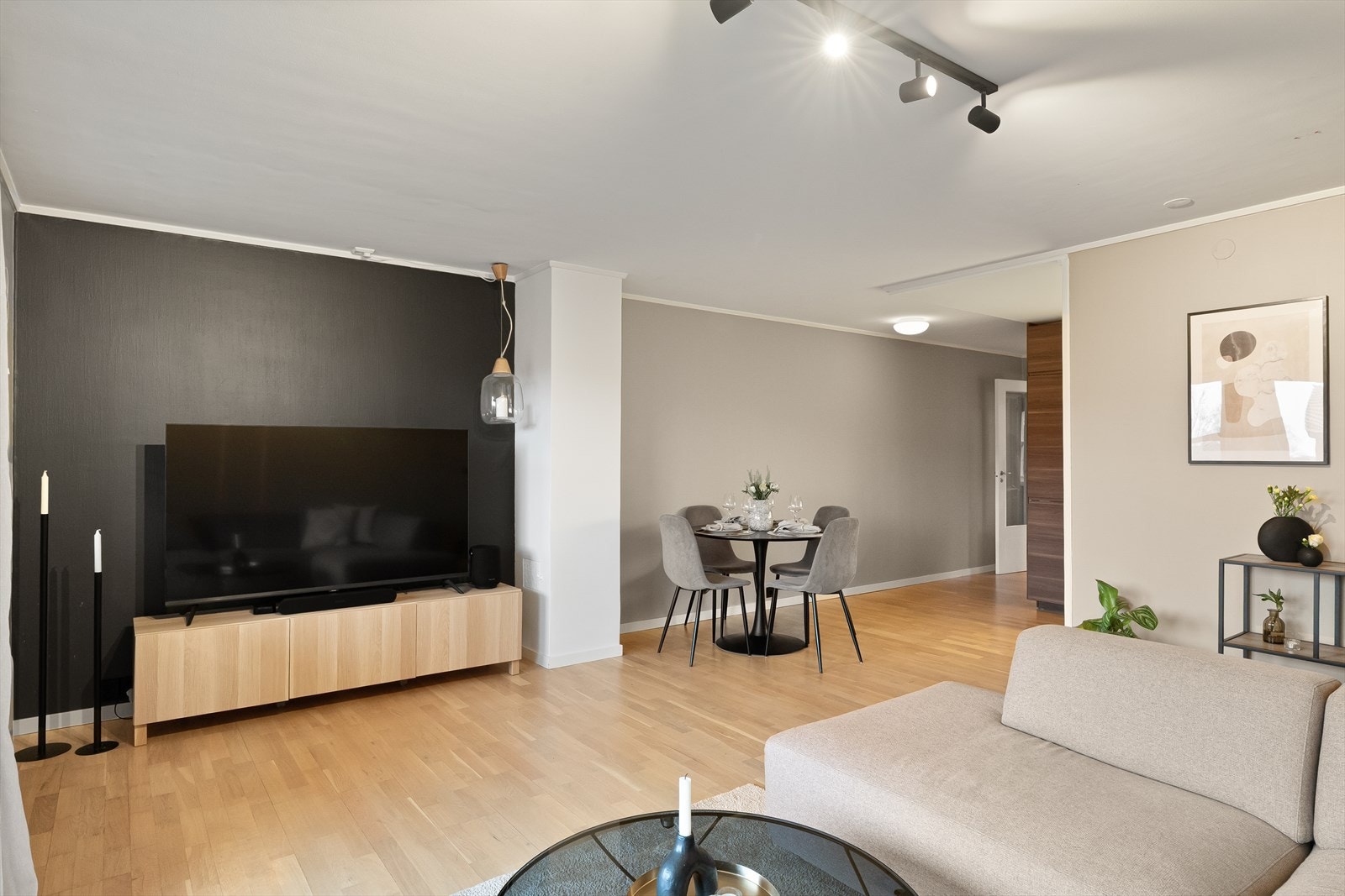 I stuen er det god plass til både sofagruppe og spisebord Galleribilde