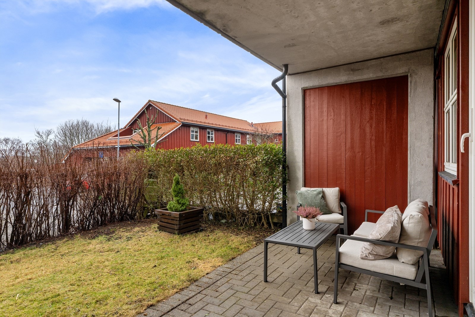 Fra stuen har man utgang til den vestvendte uteplassen - her kan du nyte ettermiddags- og kveldssolen Galleribilde