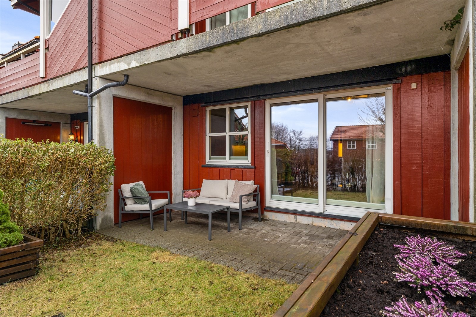 Privat vestvendt terrasse og hage med meget gode solforhold Galleribilde