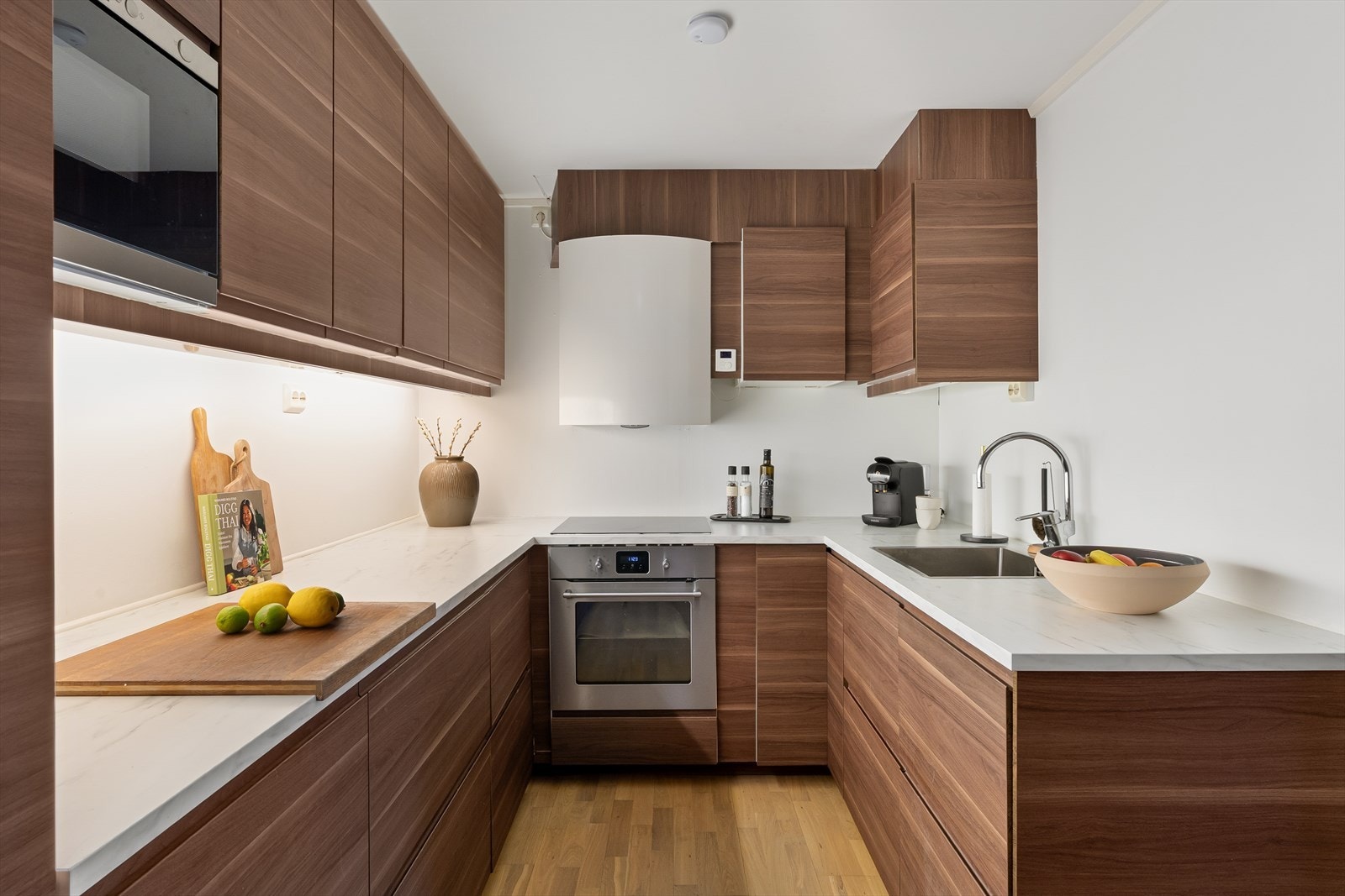 Meget god skap- og benkeplass, samt integrerte hvitevarer som følger med i handelen Galleribilde