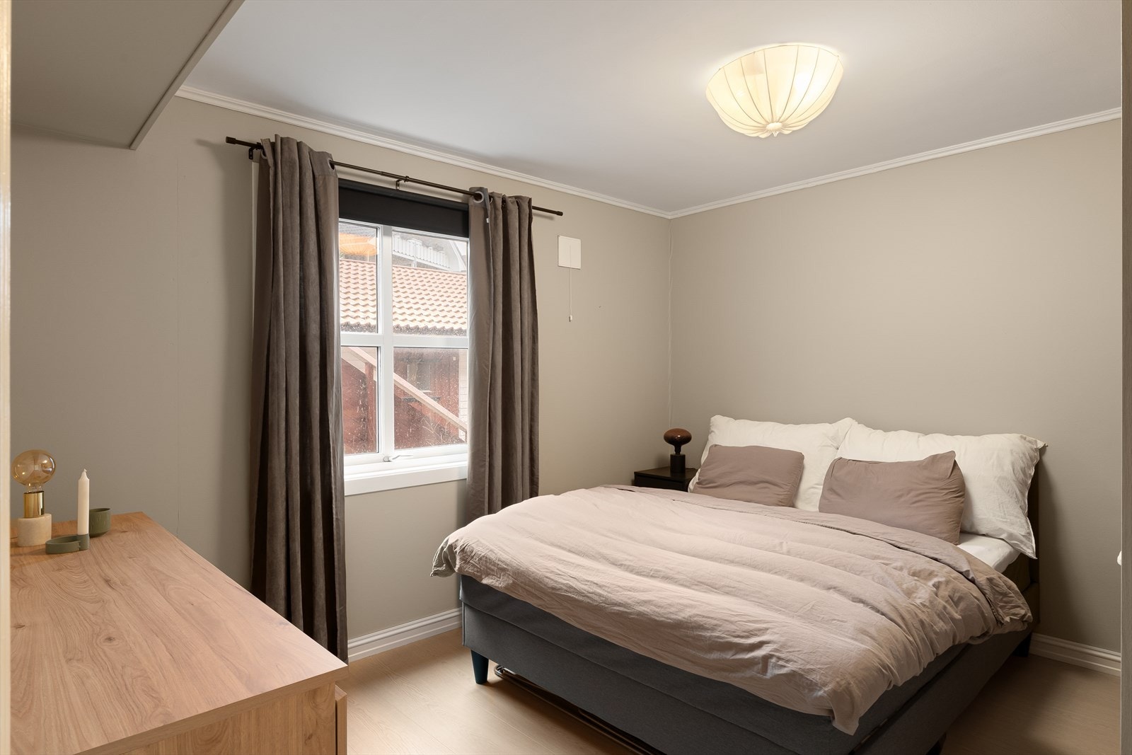 Romslig soverom med god garderobeplass Galleribilde