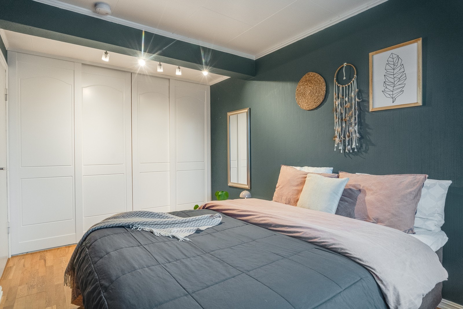 Hovedsoverommet er utstyrt med en stor skyvedørsgarderobe. Galleribilde