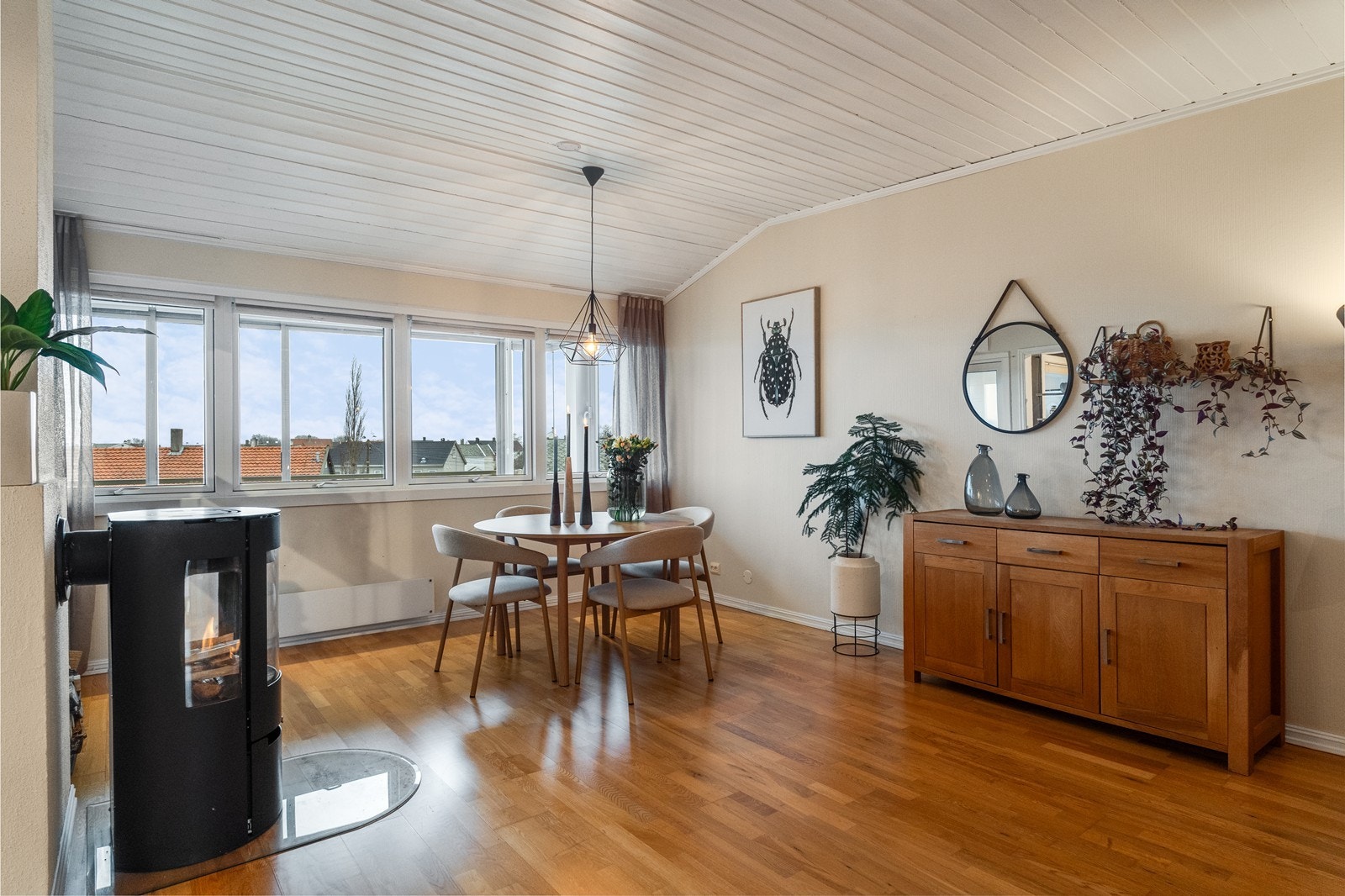 Fra vinduene har du flott utsikt utover nærområdet! Galleribilde