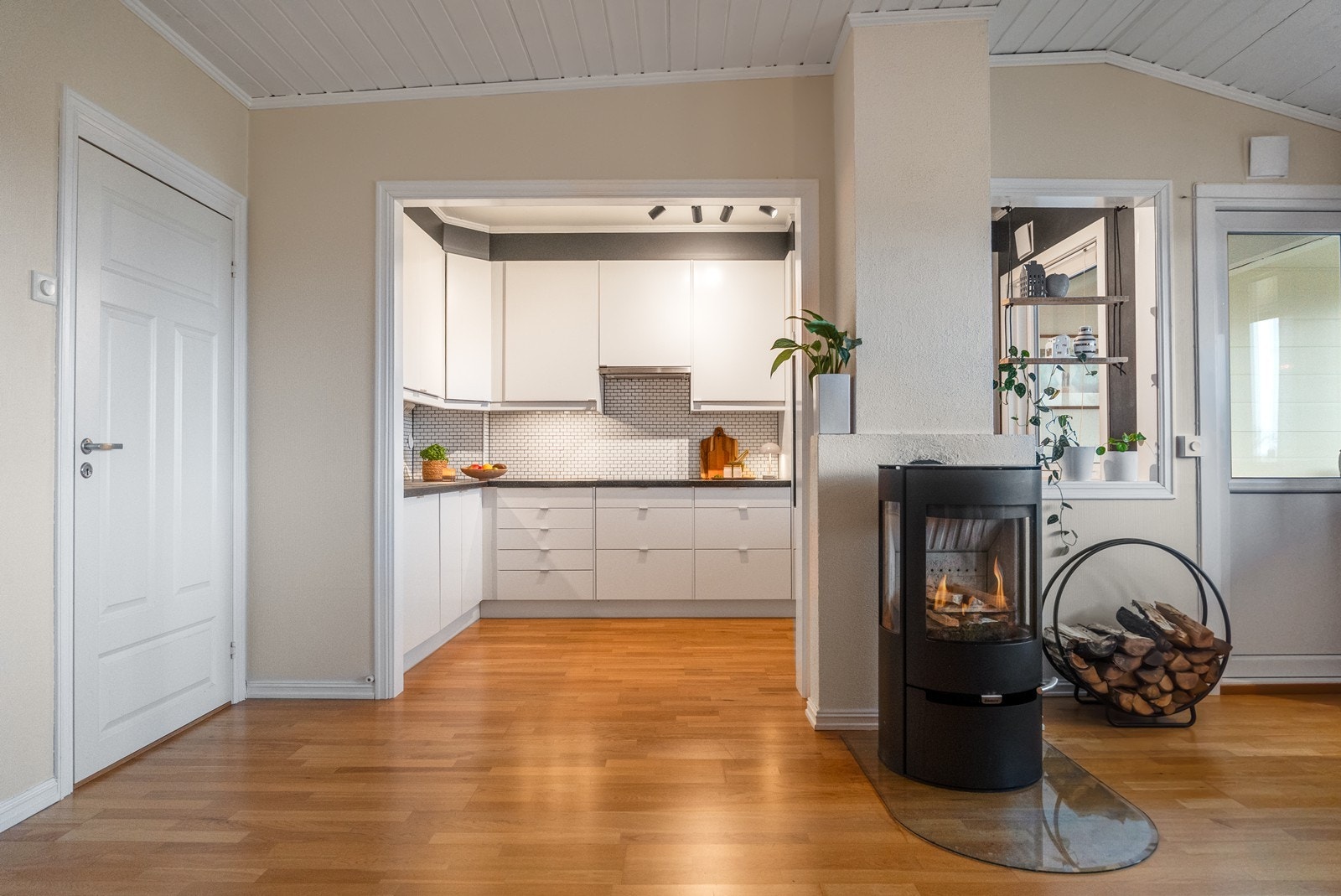 Leiligheten har delvis åpen stue- og kjøkkenløsning. Galleribilde