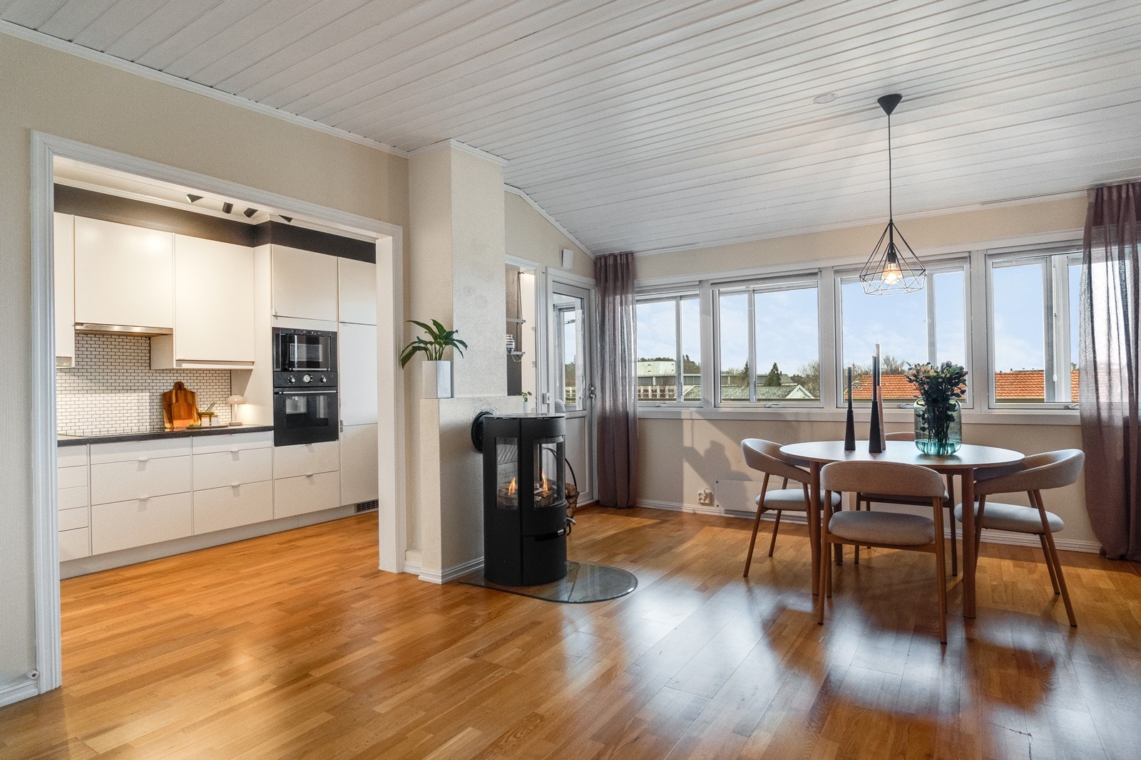 En flott 3-roms leilighet med høytliggende plassering på toppen og i enden av bygget. Galleribilde