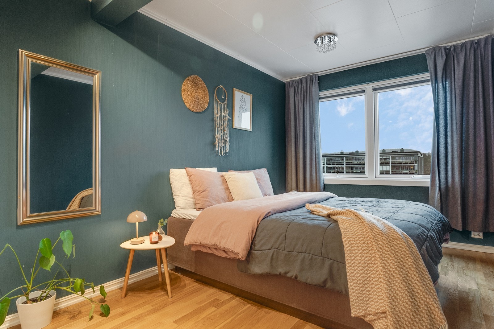 Hovedsoverommet er lyst og luftig og har god plass til møblering av dobbeltseng og nattbord. Galleribilde