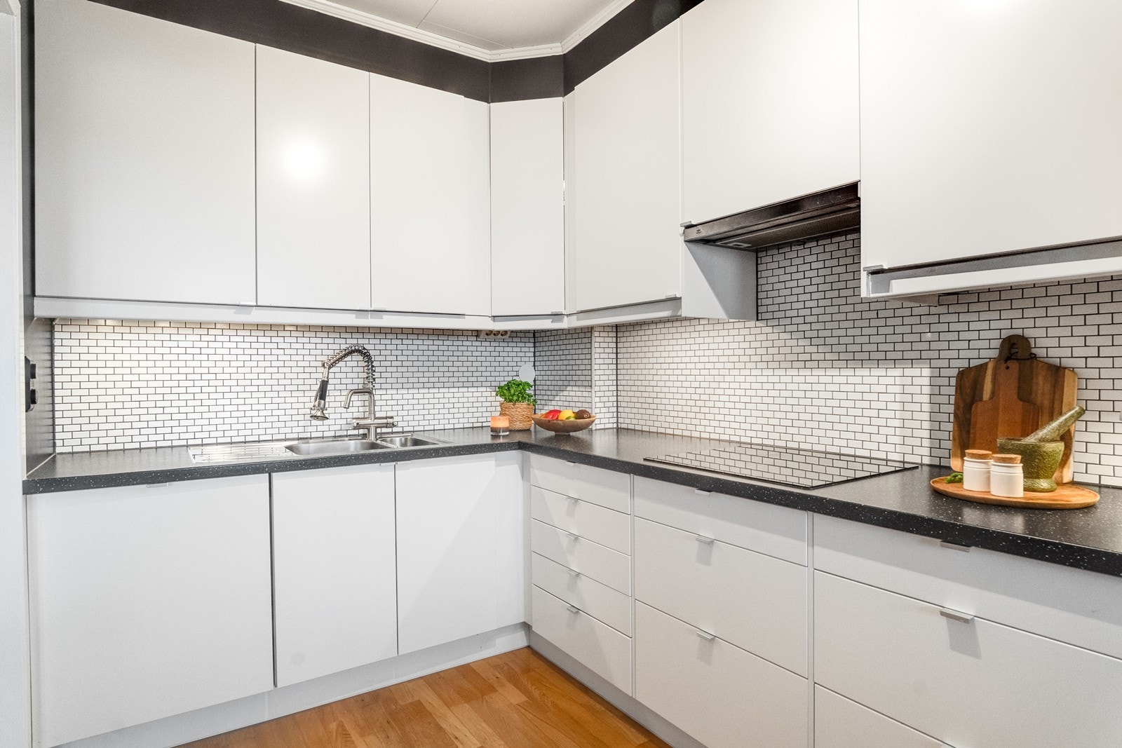 Her er rikelig med skap- og benkeplass for matlaging og oppbevaring. Galleribilde