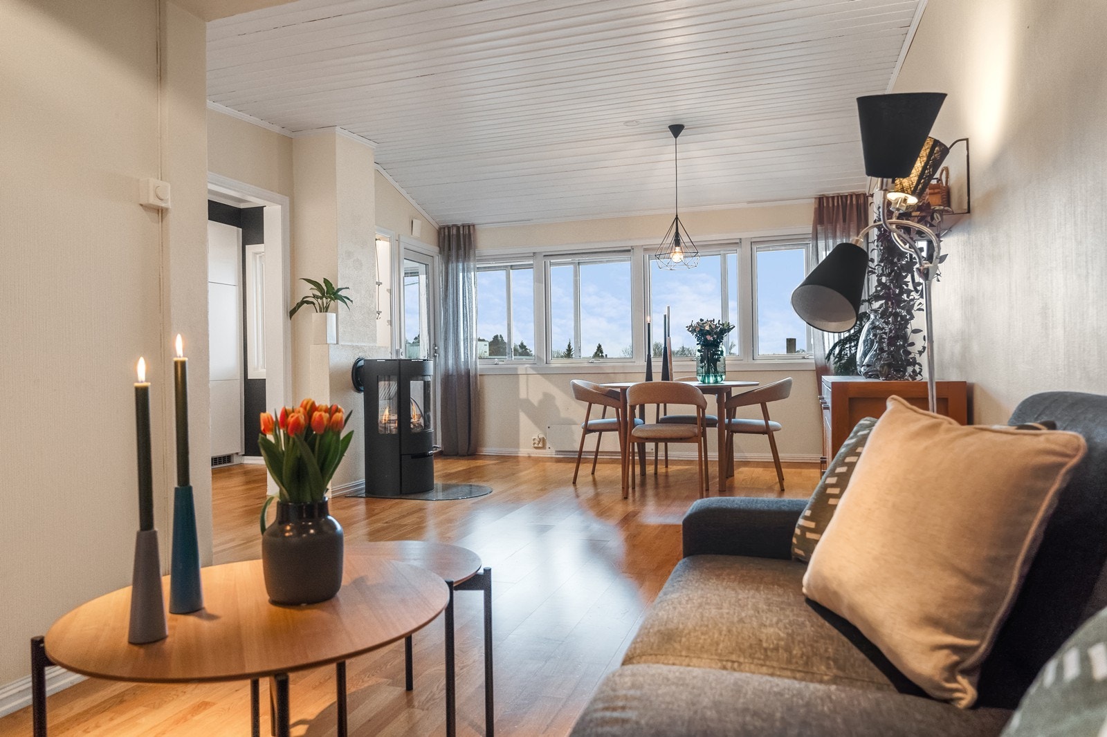 Store vindusflater gir rikelig med lysinnslipp og en luftig atmosfære i tillegg til flott utsikt. Galleribilde