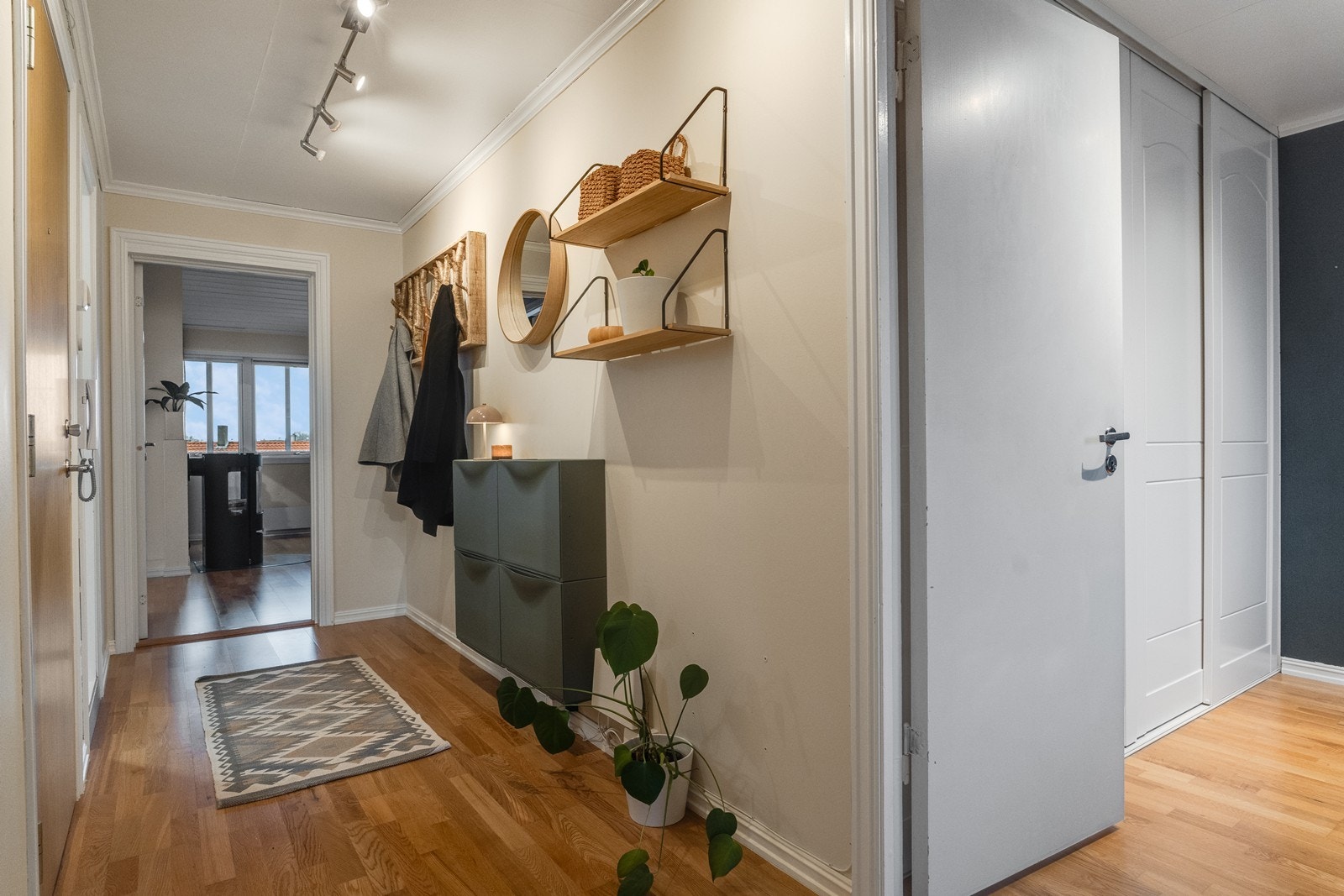 Entrèen er lys og trivelig med god plass til å sette fra seg sko og henge yttertøy i ønsket oppbevaringsmøblement. Galleribilde