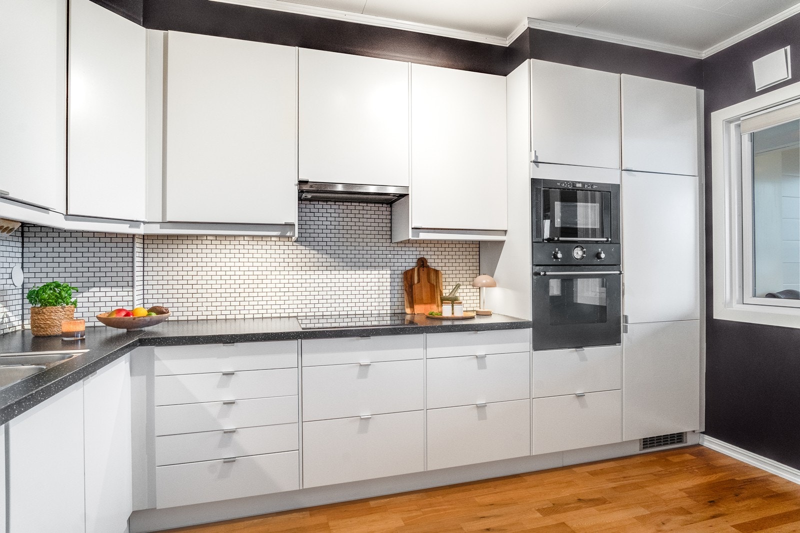 Integrerte hvitevarer er oppvaskmaskin, kjøl/frys, induksjonstopp, mikro og stekeovn. Galleribilde