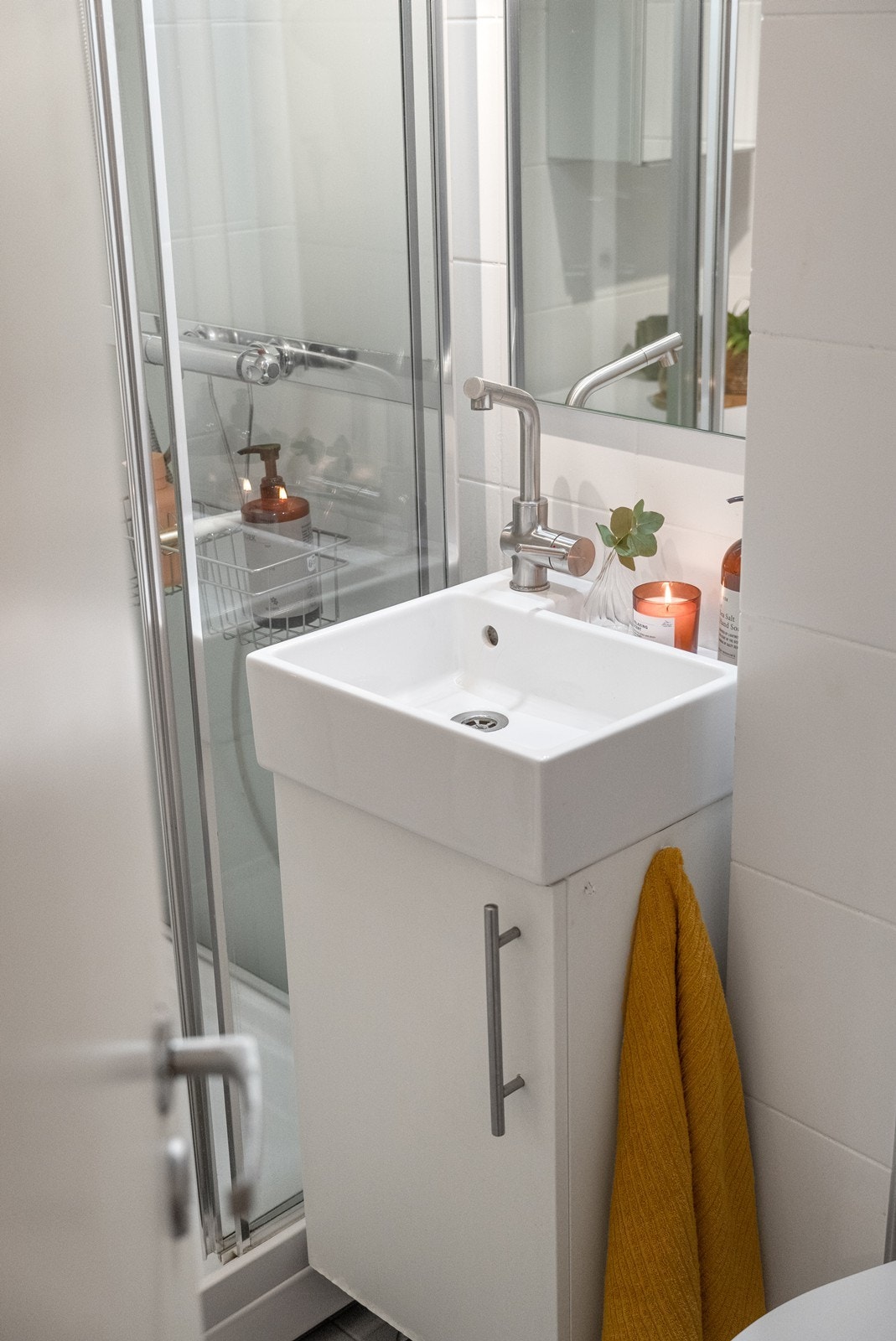 Det er innredet med servant i møblement, toalett og dusjkabinett. Galleribilde