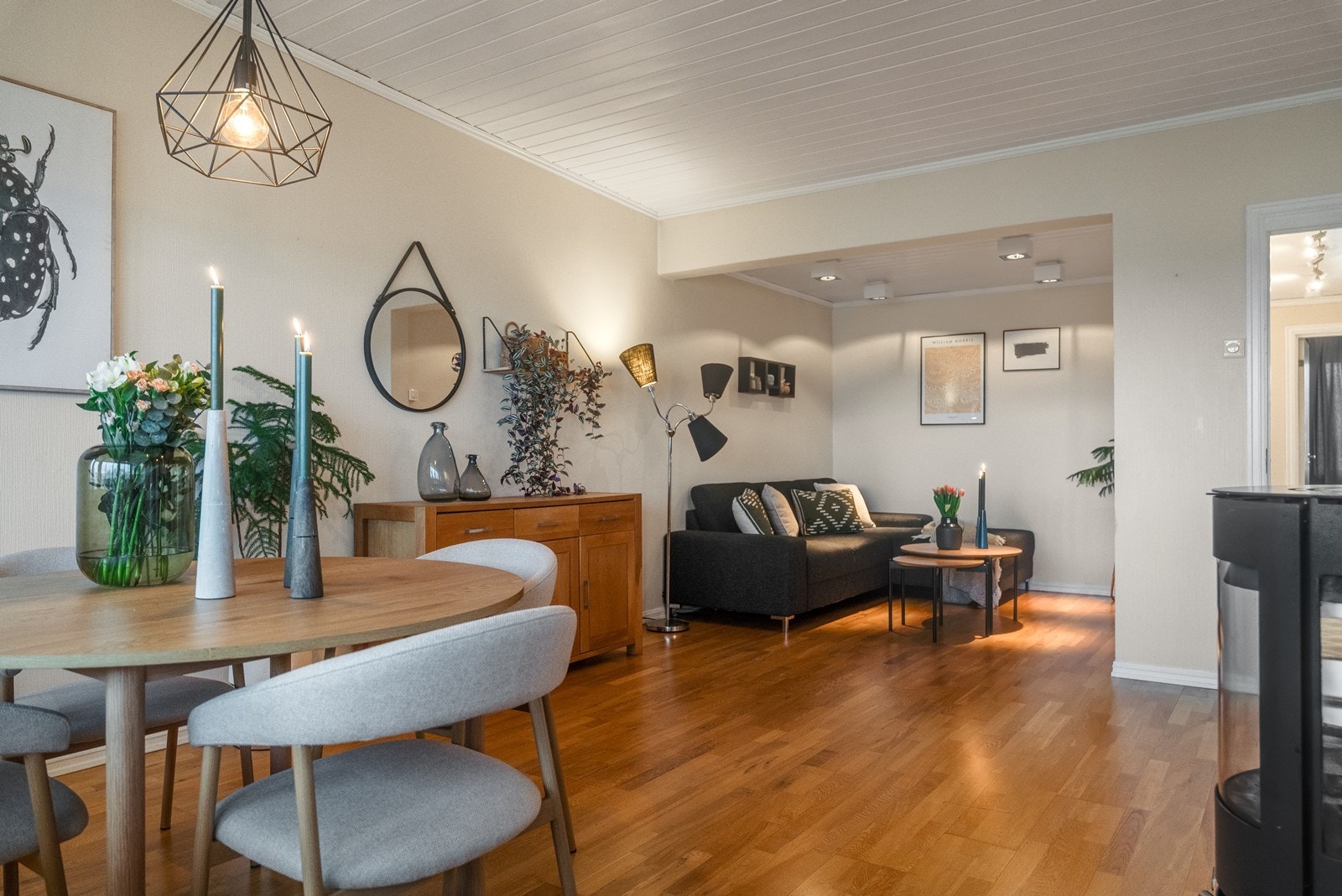 Stuen lar seg enkelt innrede med både sofagruppe, TV-møbel og spisebord. Galleribilde