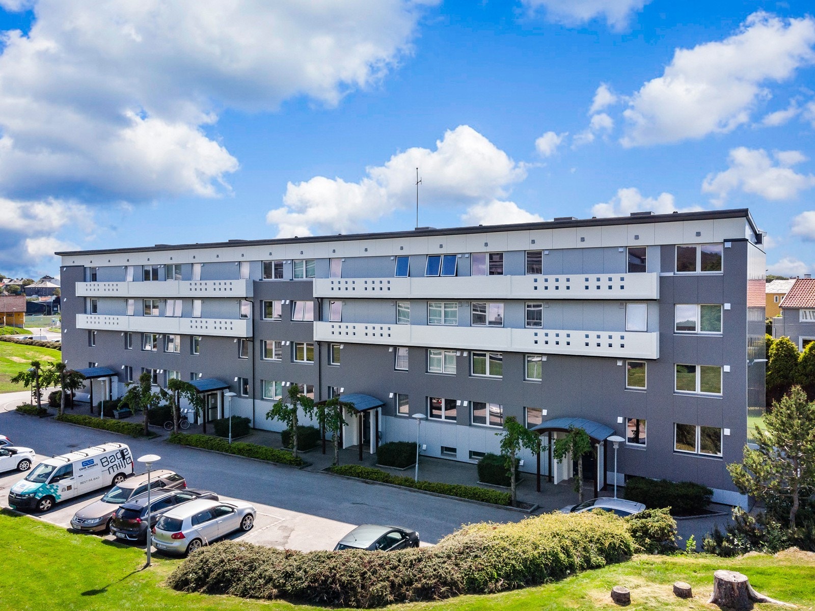 Leiligheten har parkeringsplass med mulighet for elbillader. Galleribilde