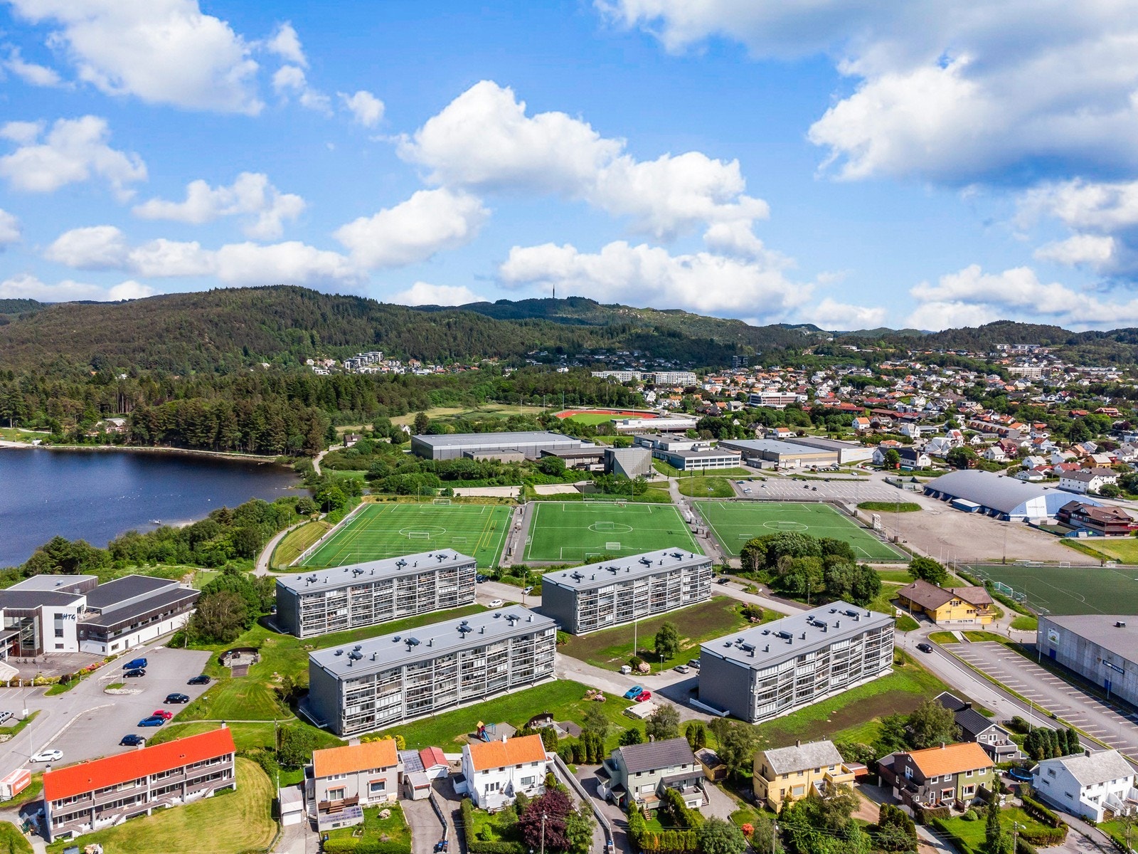 Kort vei til både Vangen og Djupadalen med flotte tur - og bademuligheter, samt de fleste av byens idrettsanlegg med aktivitetstilbud. Galleribilde