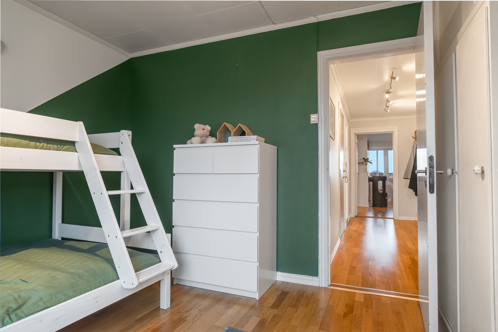 Soverom 2 er utstyrt med garderobeskap i vegg. Galleribilde