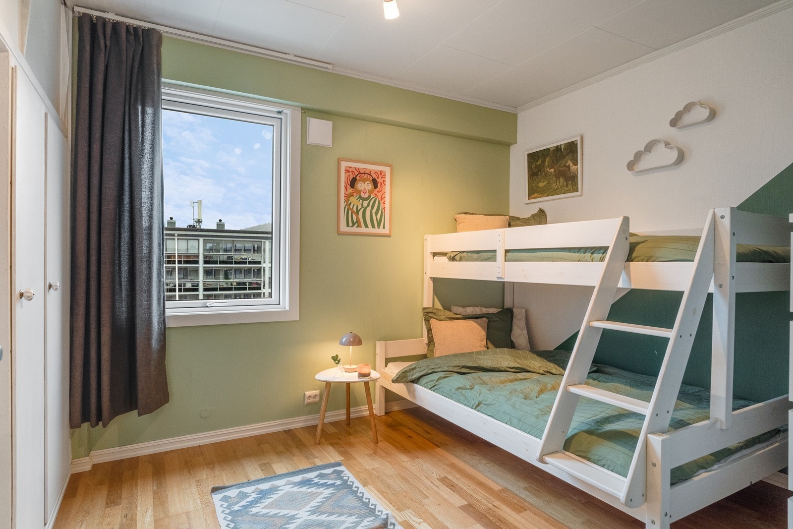 Soverom 2 har god plass til møblering av stor seng og nattbord. Galleribilde