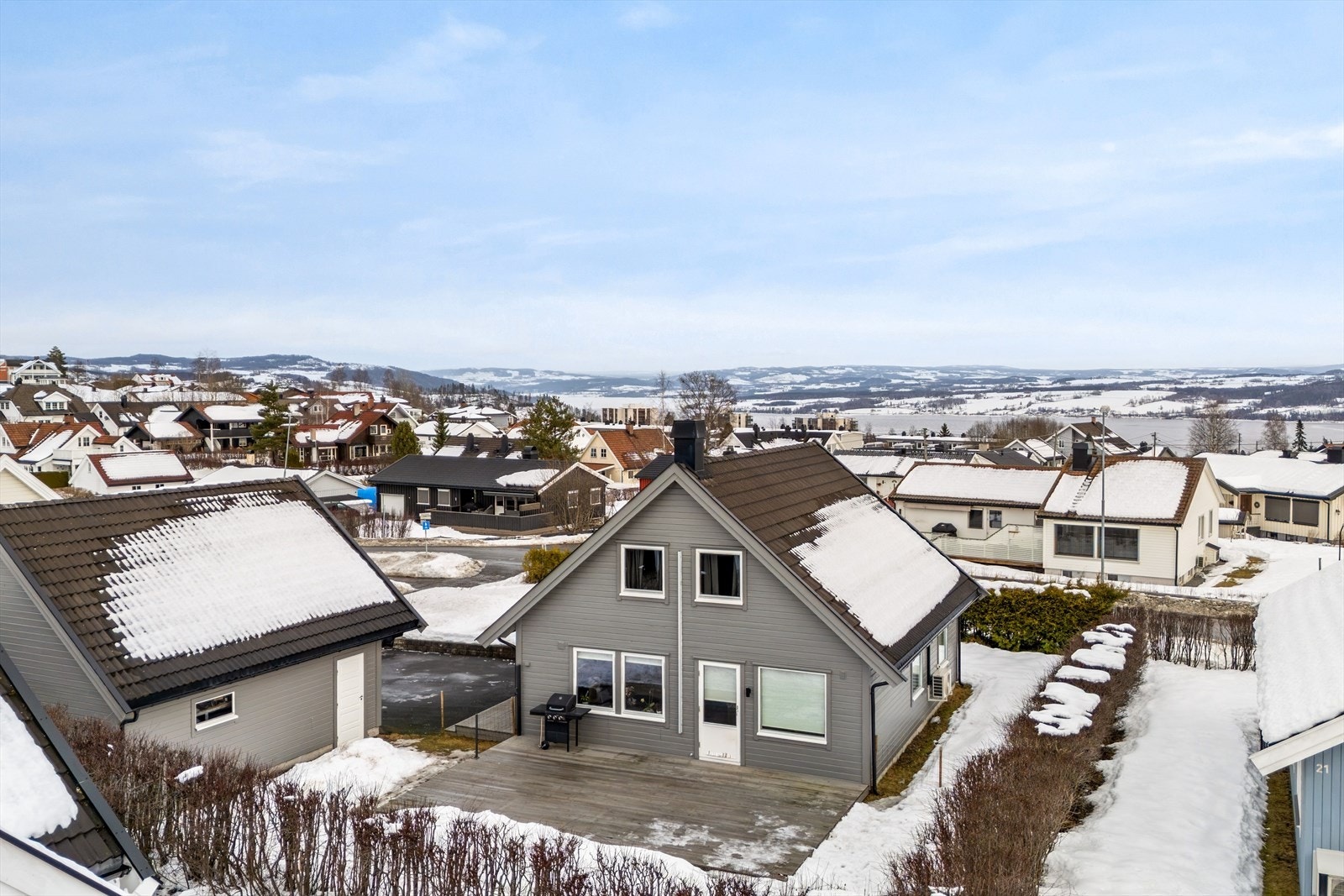 Stor terrasseplatting og skjermet hage med adkomst fra spisestue Galleribilde