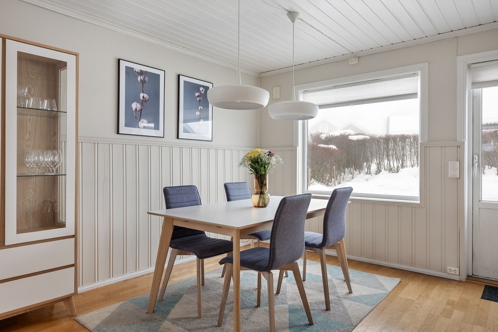 Godt lysinnslipp i hele 1. etasje Galleribilde