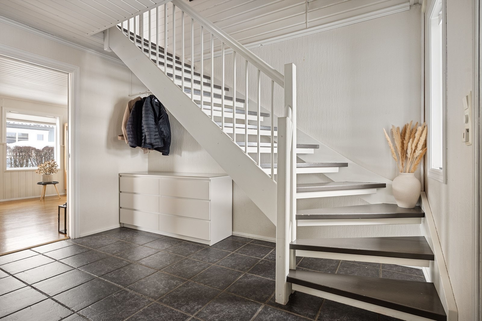 Trapp til 2. etasje Galleribilde