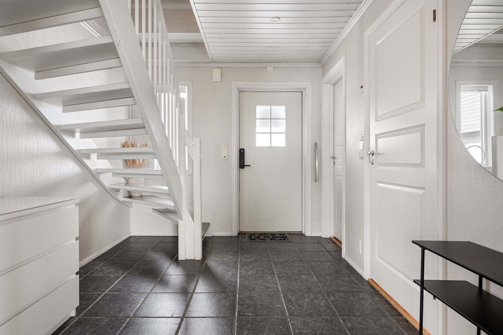 Flislagt gang med adkomst til vaskerom, bad og 2. etasje Galleribilde