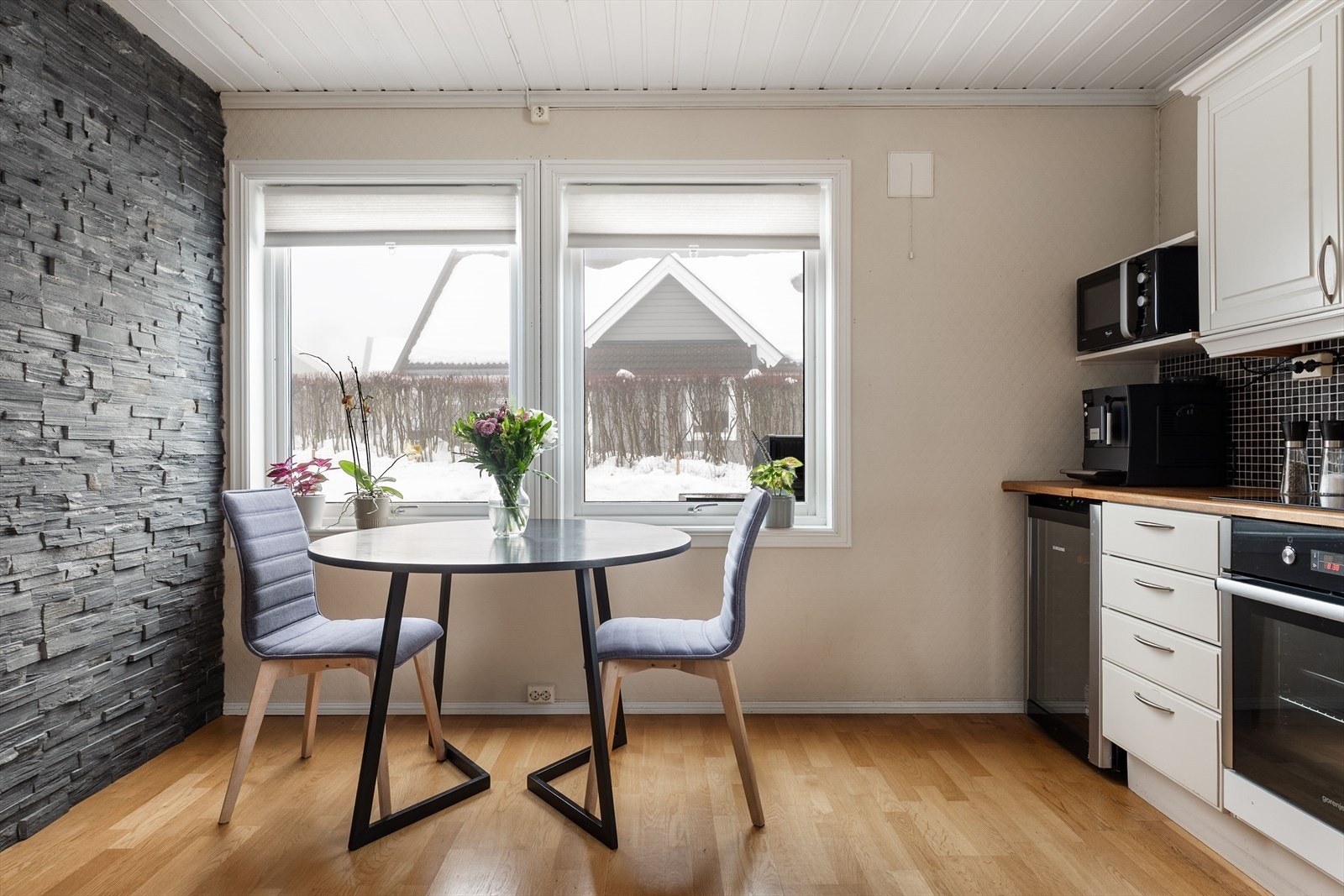 Romslig kjøkken med plass til sittegruppe Galleribilde