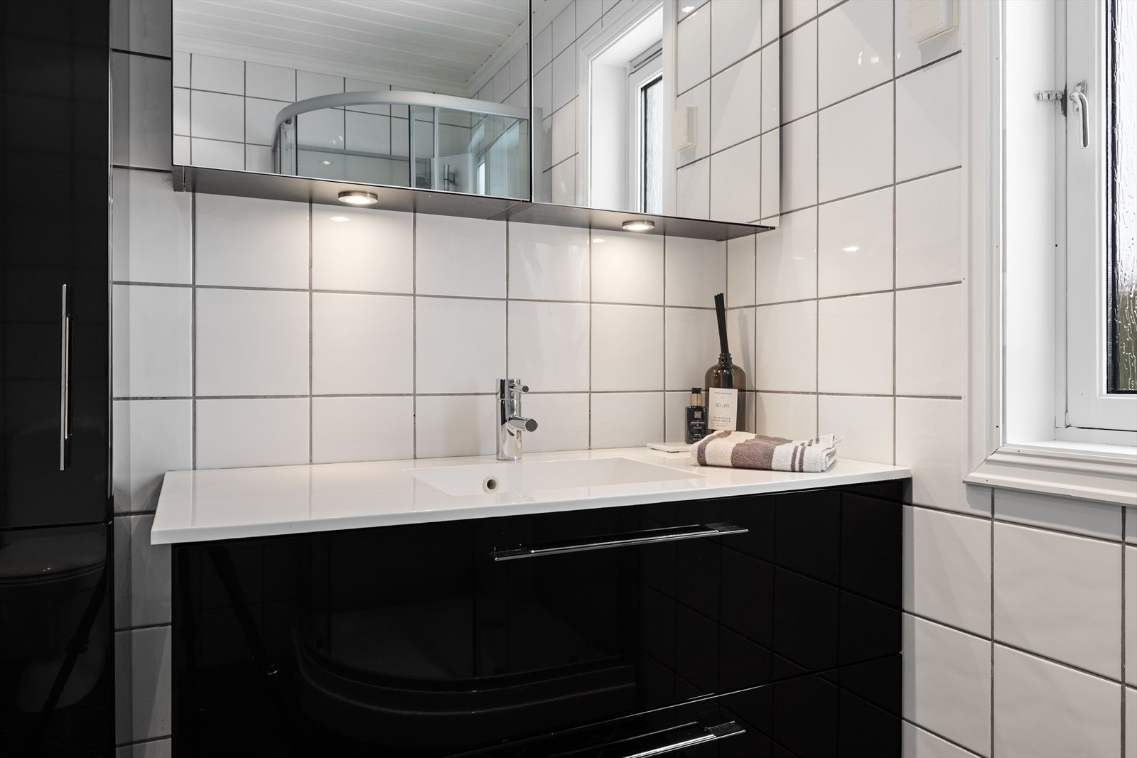 Servant med underskap og speilskap med lagring Galleribilde