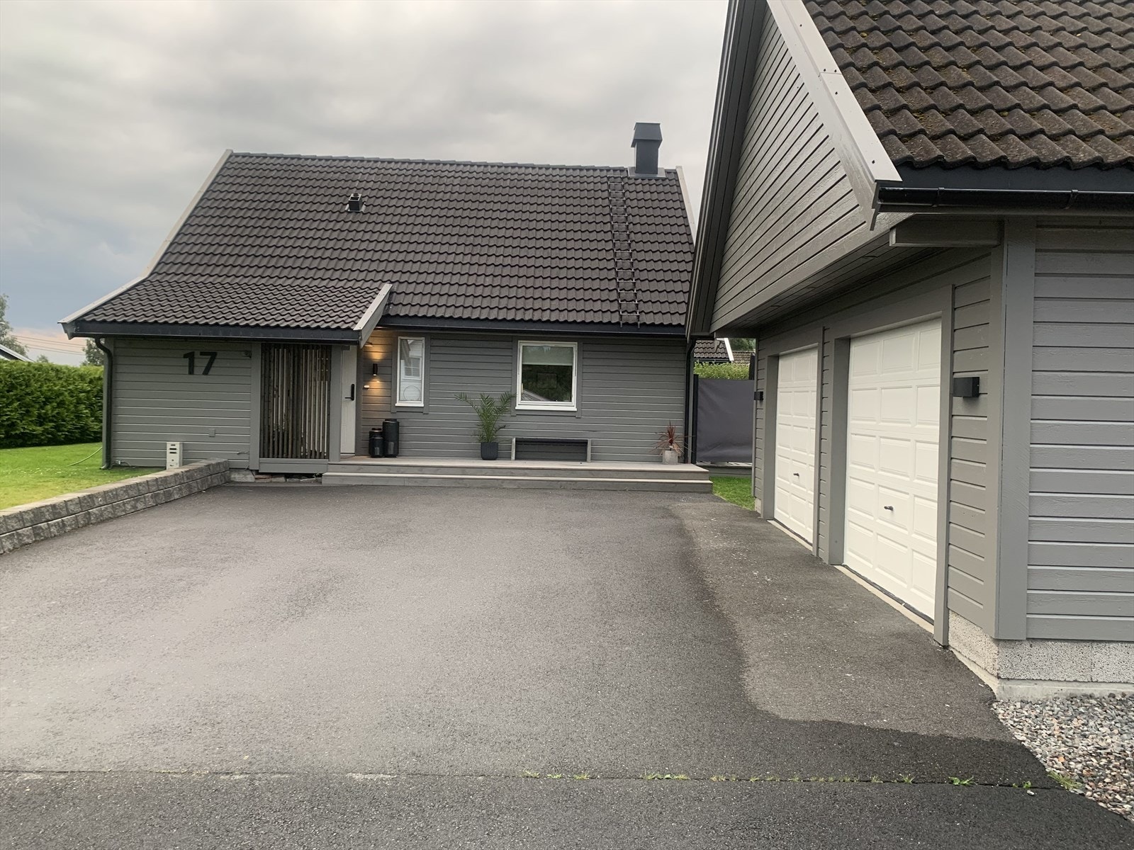 Romslig gårdsplass og dobbelgarasje med lagringsloft over Galleribilde