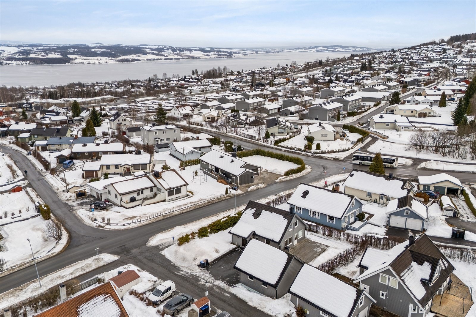 Fine turområder og kort veg til bussholdeplass, matbutikk etc. Galleribilde
