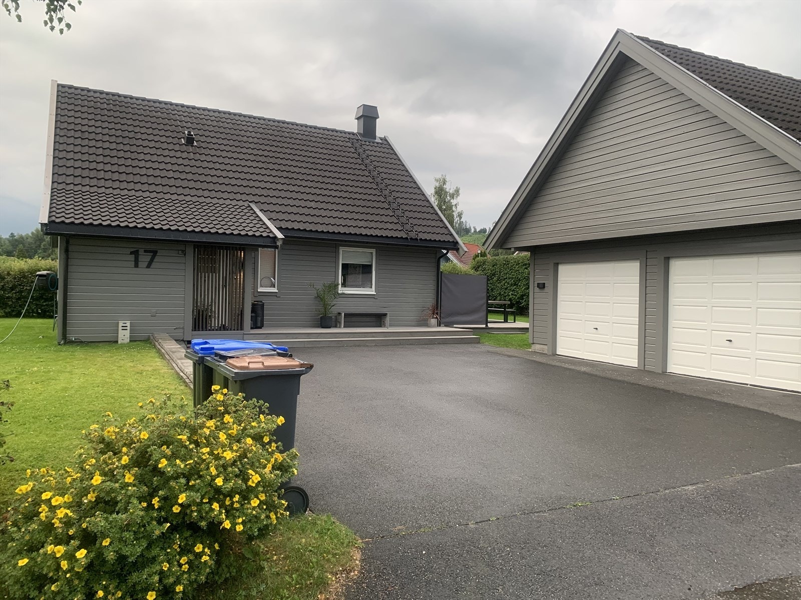 Pent opparbeidet og lettstelt hage og gårdsplass Galleribilde