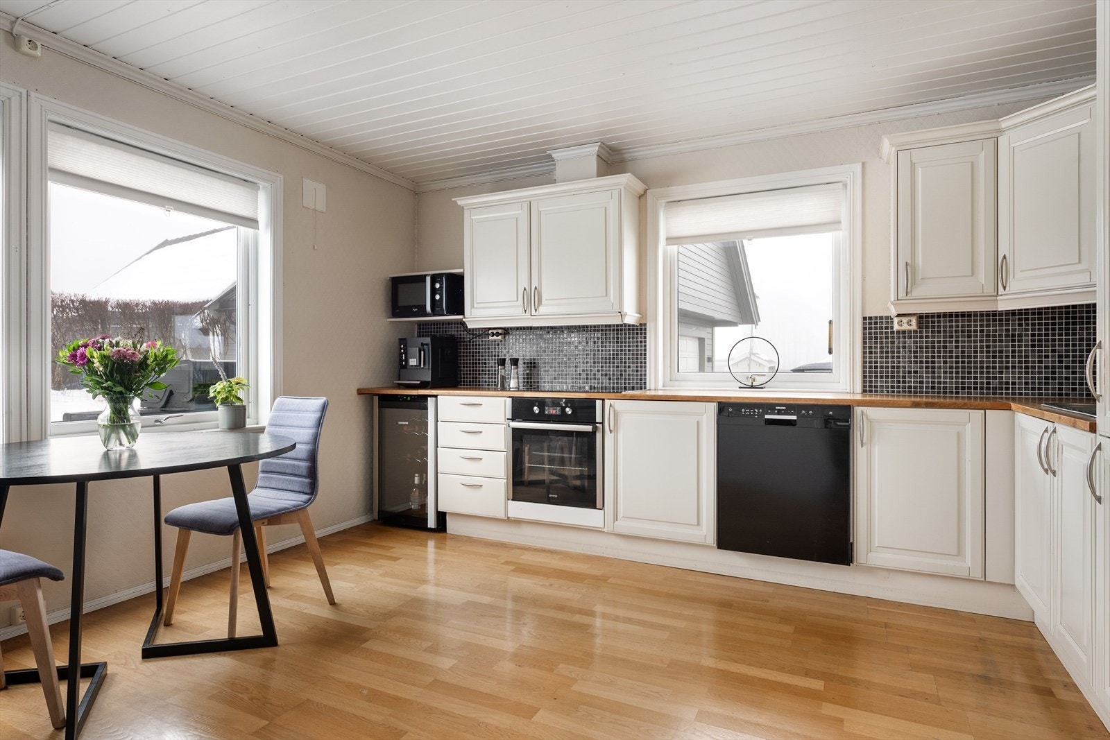 Rikelig med skap- og benkeplass Galleribilde