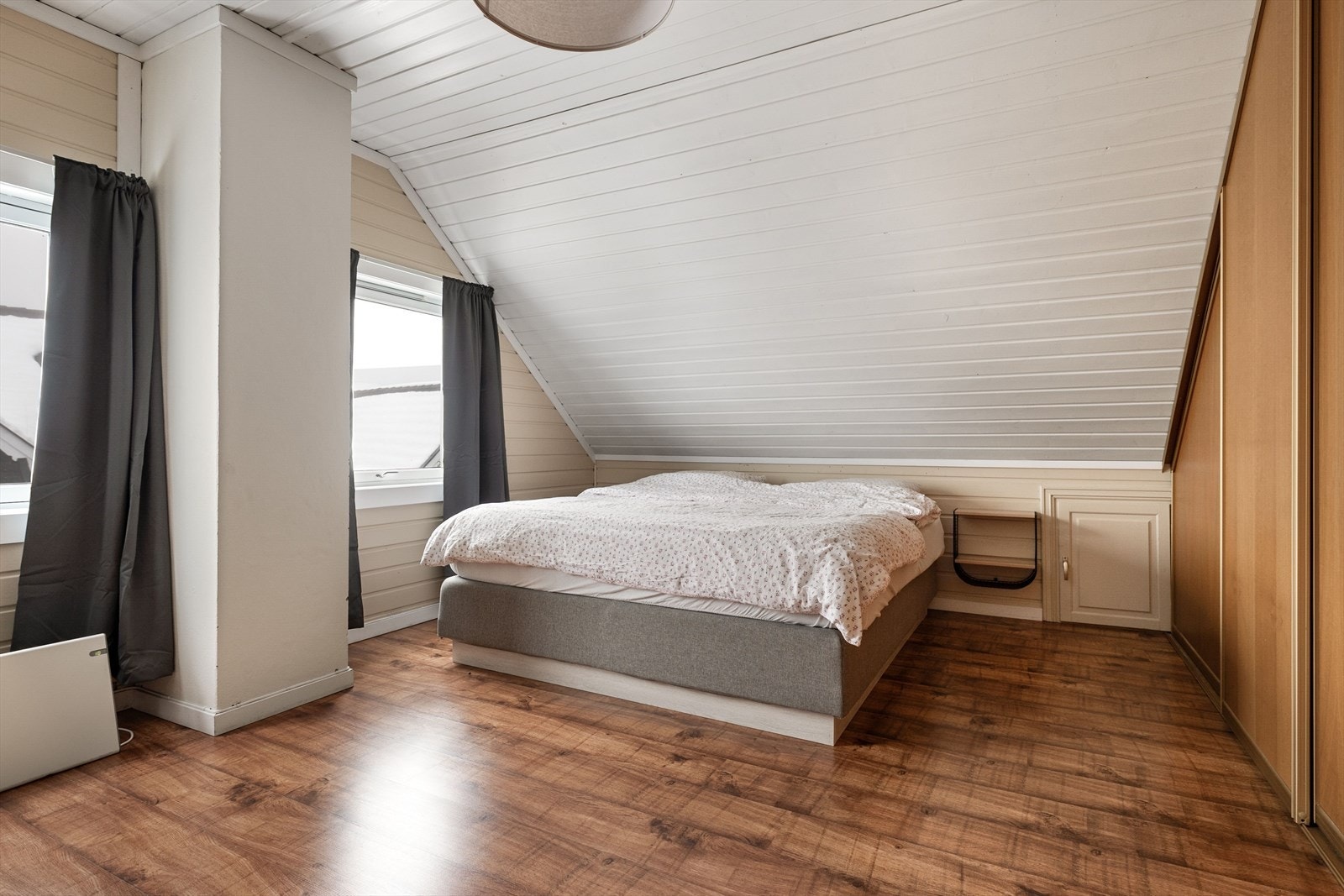 Særdeles romslig hovedsoverom med garderobeskap Galleribilde