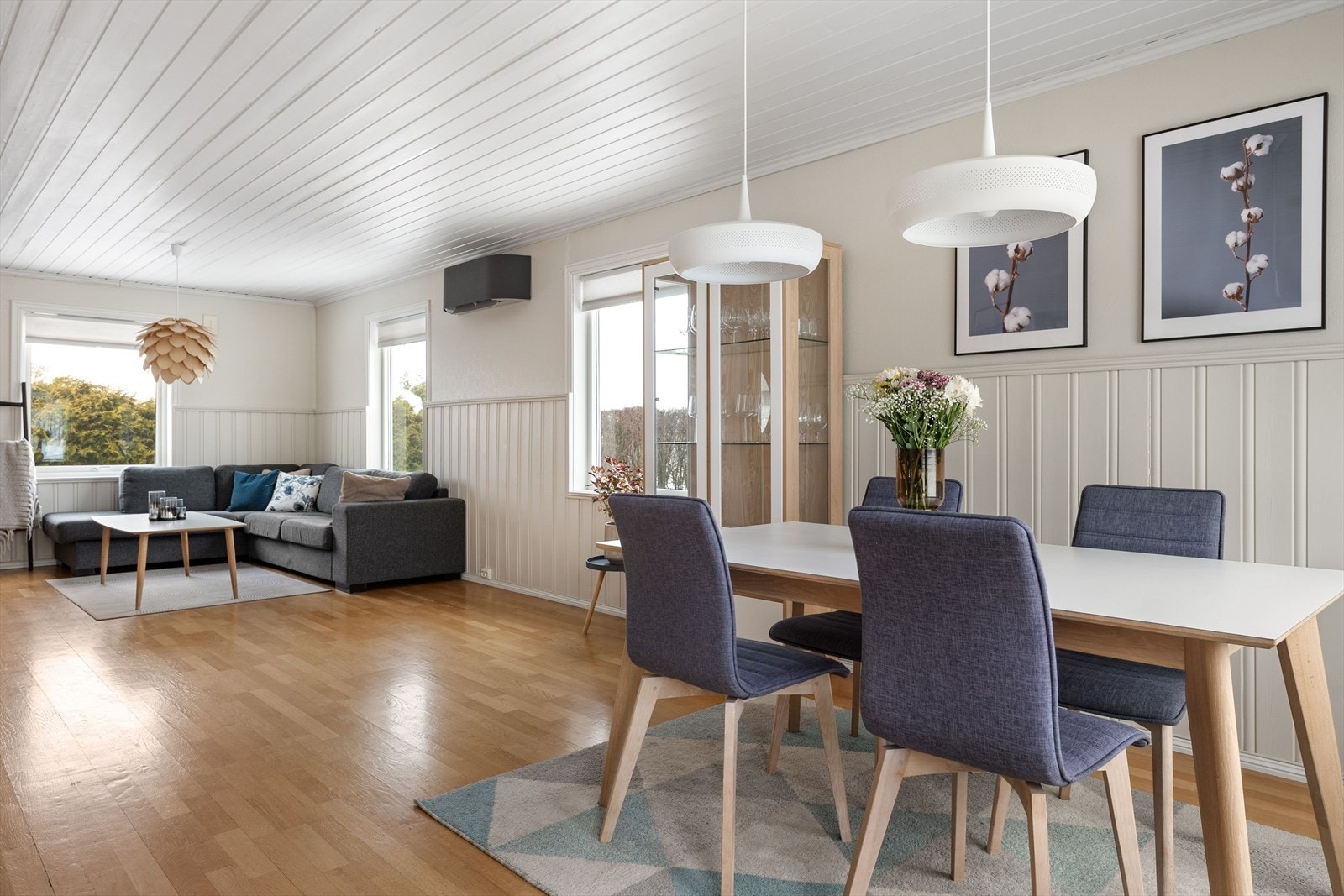 God plass til stor sofagruppe og spisestue Galleribilde