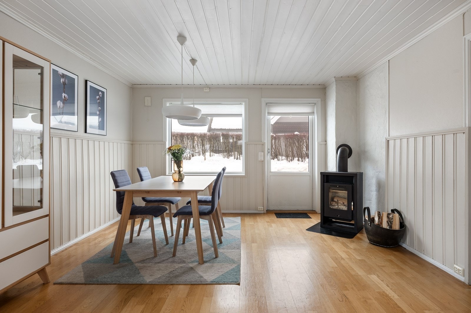 Spisestue med adkomst til terrasse og hage Galleribilde