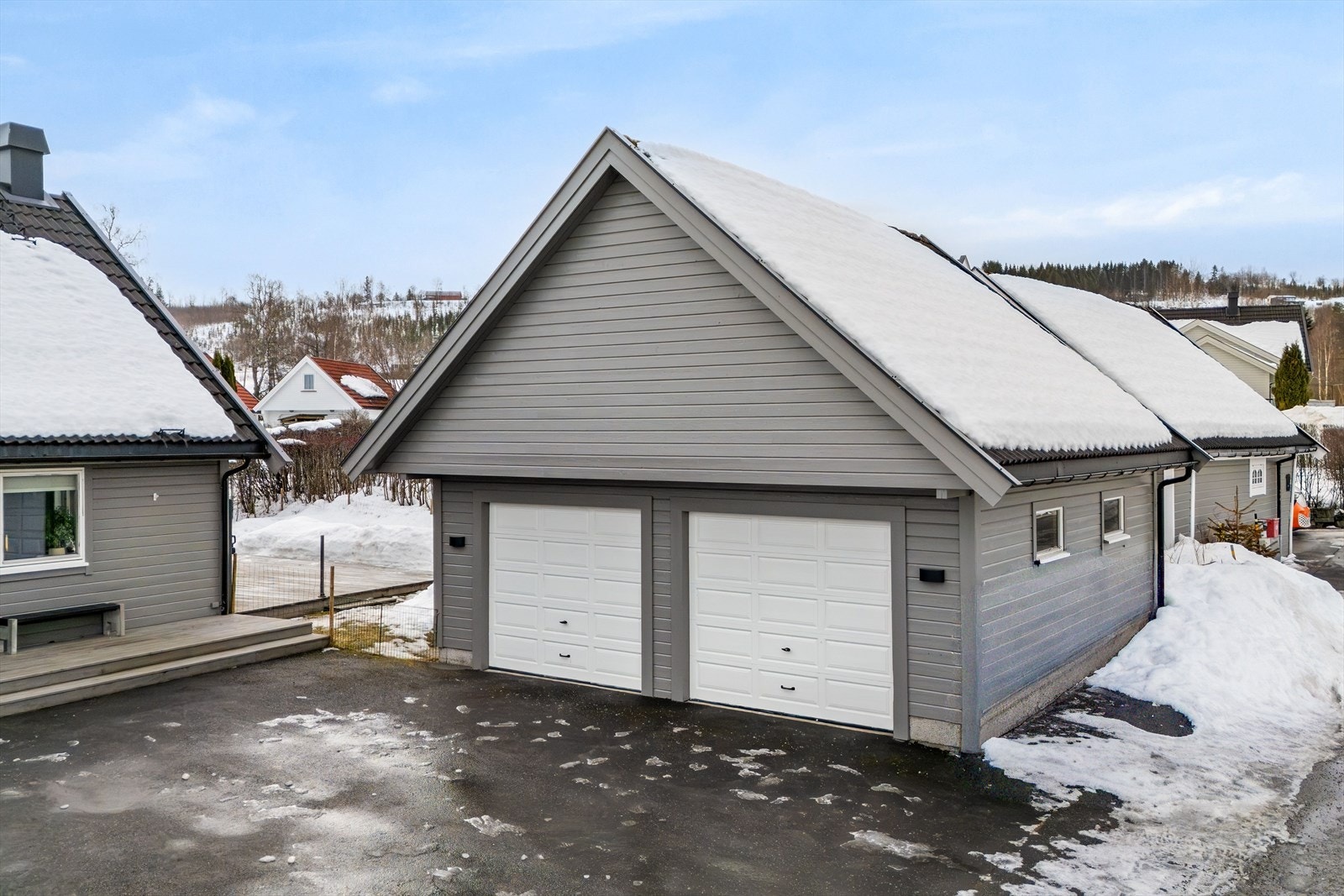 Solid dobbelgarasje med lagringsloft Galleribilde
