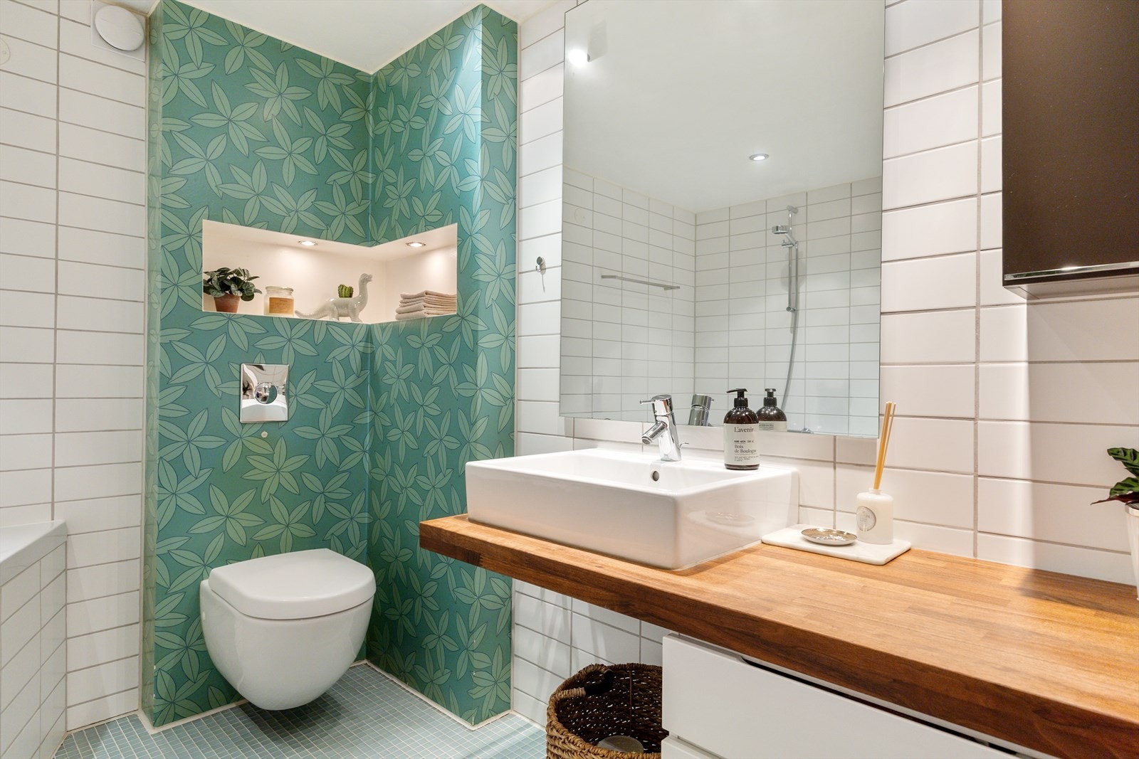 Badet er innredet med benkeplate i tre med toppservant, veggskap samt vegghengt klosett. Galleribilde