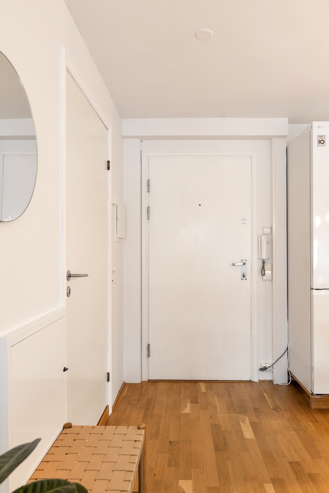 Leiligheten har en innbydende entré som skaper et umiddelbart godt førsteinntrykk. Galleribilde