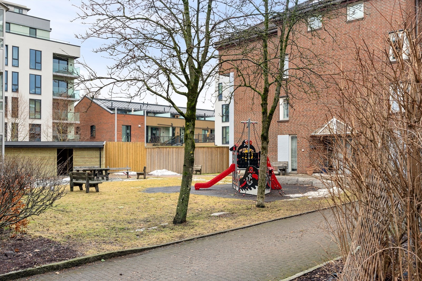 Borettslaget har et hyggelig fellesområde med sittegrupper og lekeapparater for de minste. Galleribilde