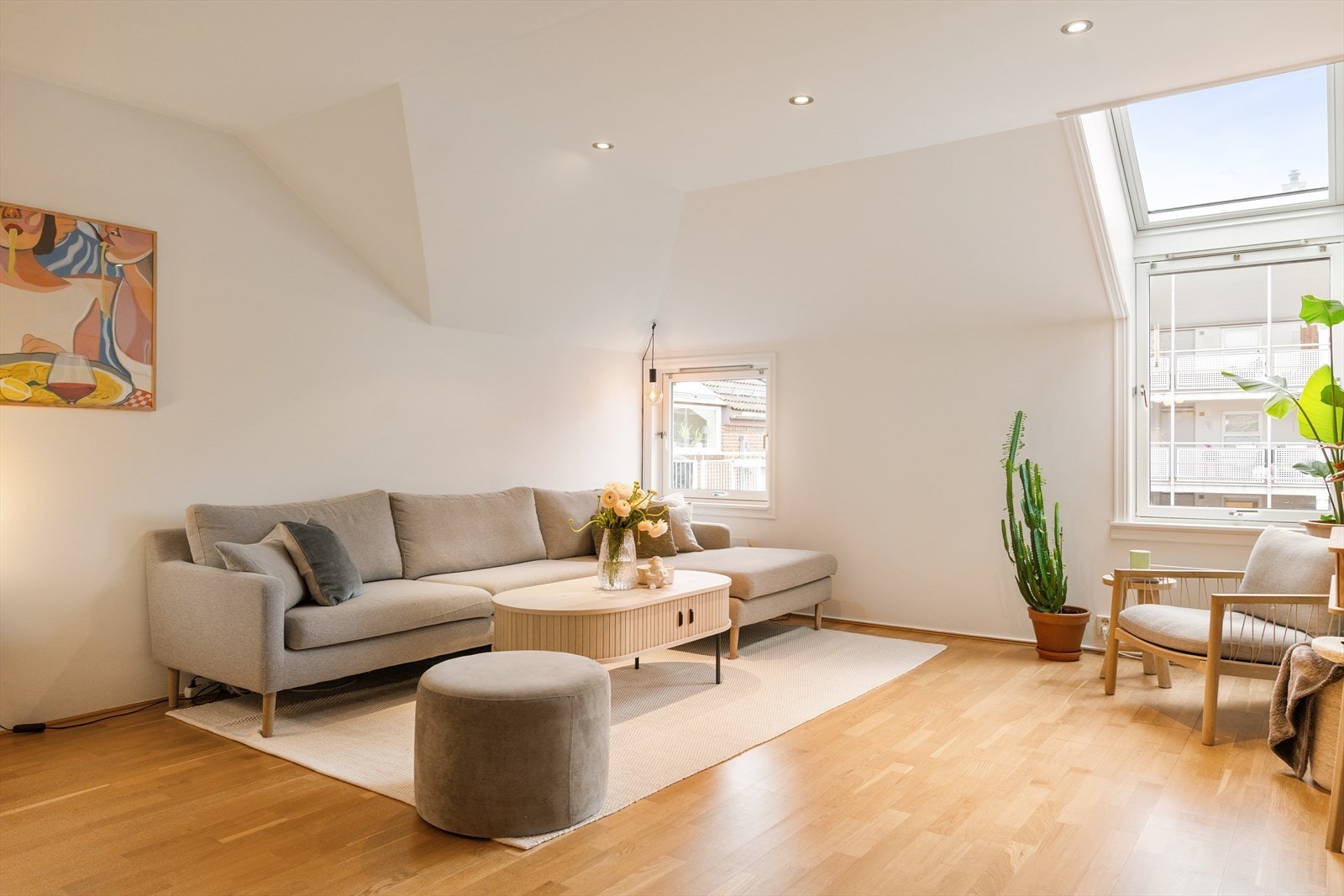 Leiligheten har vestvendte vinduer som slipper inn rikelig med naturlig lys og bidrar til en lys og luftig atmosfære. Galleribilde