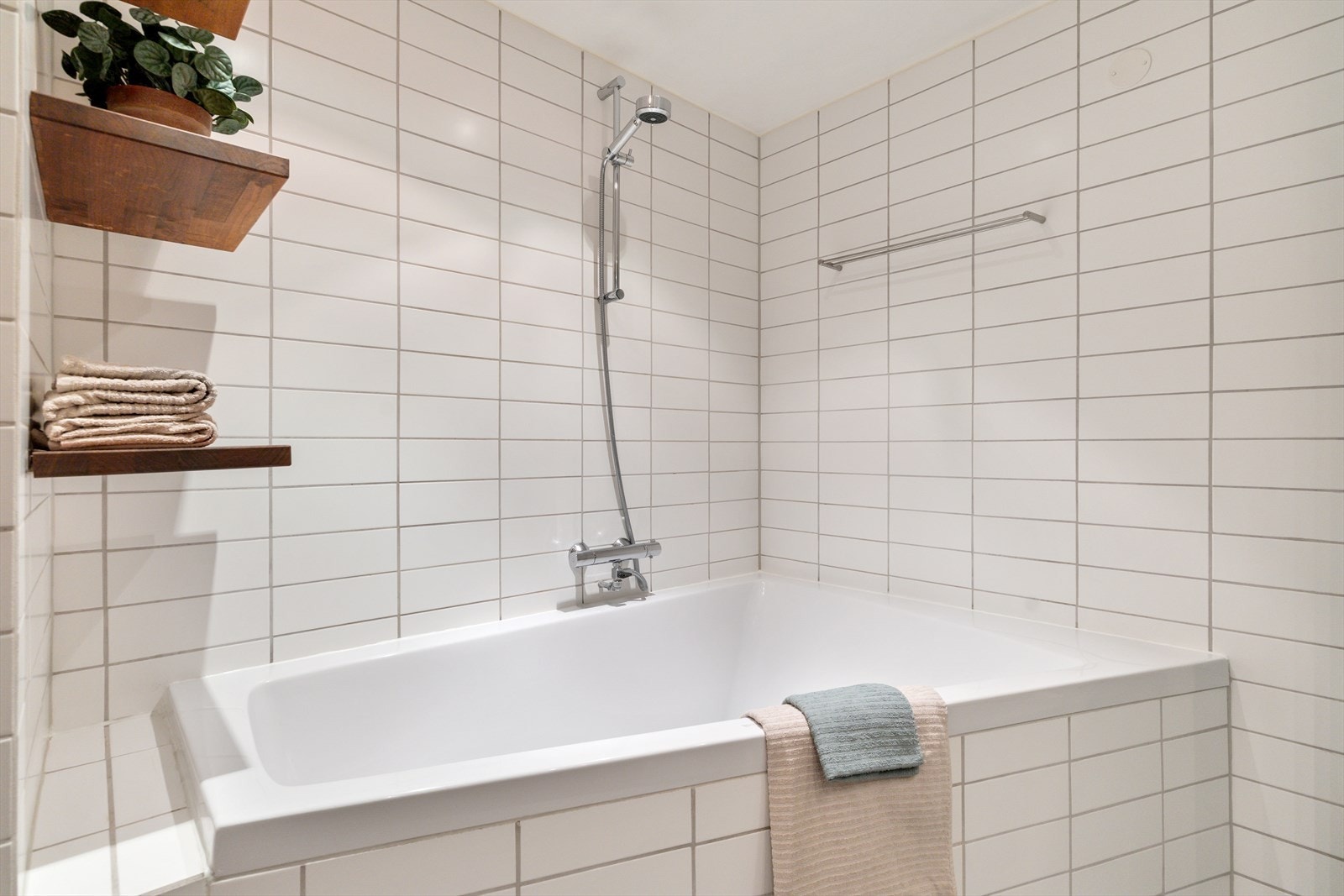 Videre har badet et innebygd badekar og opplegg for vaskemaskin. Galleribilde