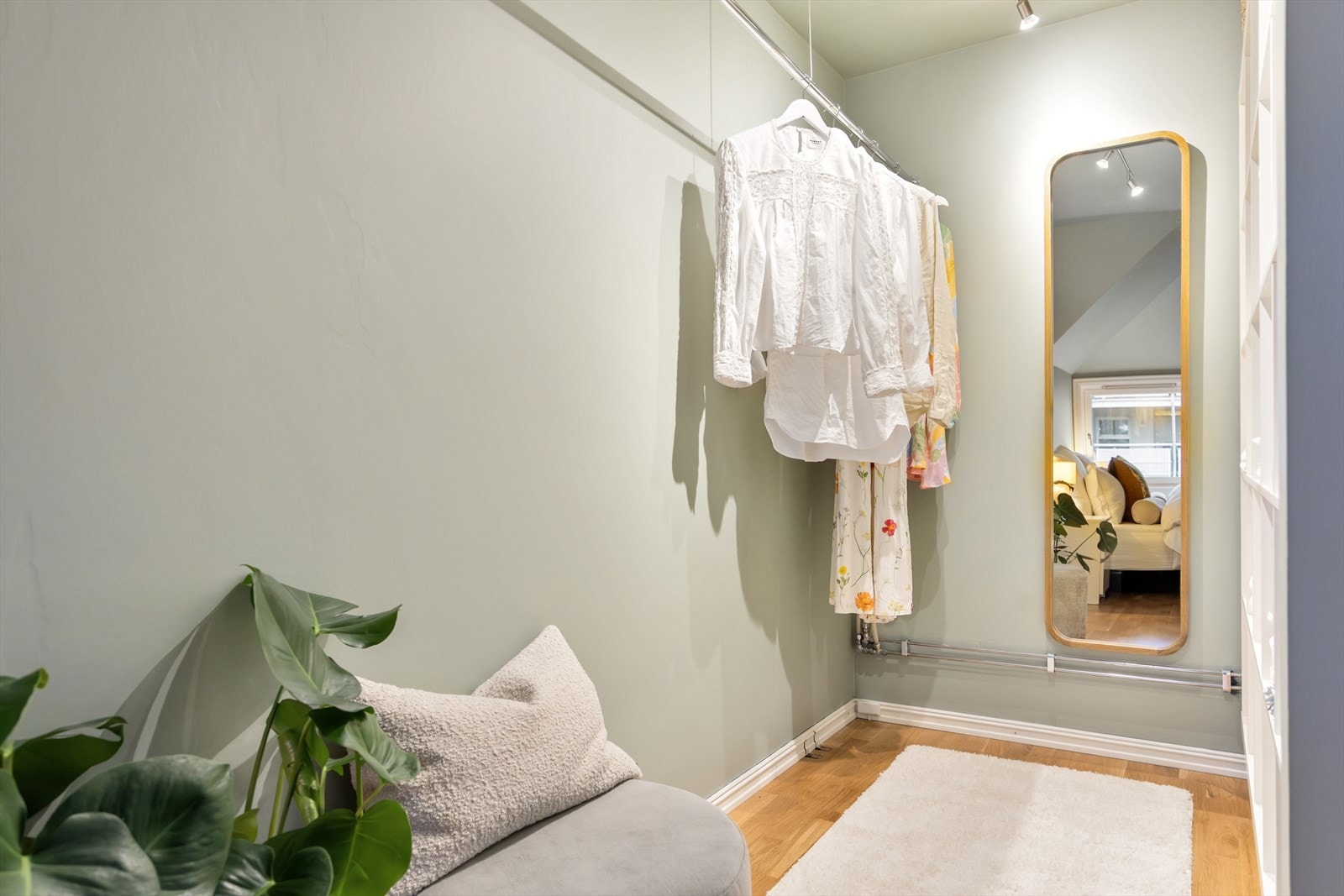 Fra rommet er det direkte adkomst til en praktisk walk-in-garderobe med åpen garderobeløsning, som gir gode oppbevaringsmuligheter. Galleribilde