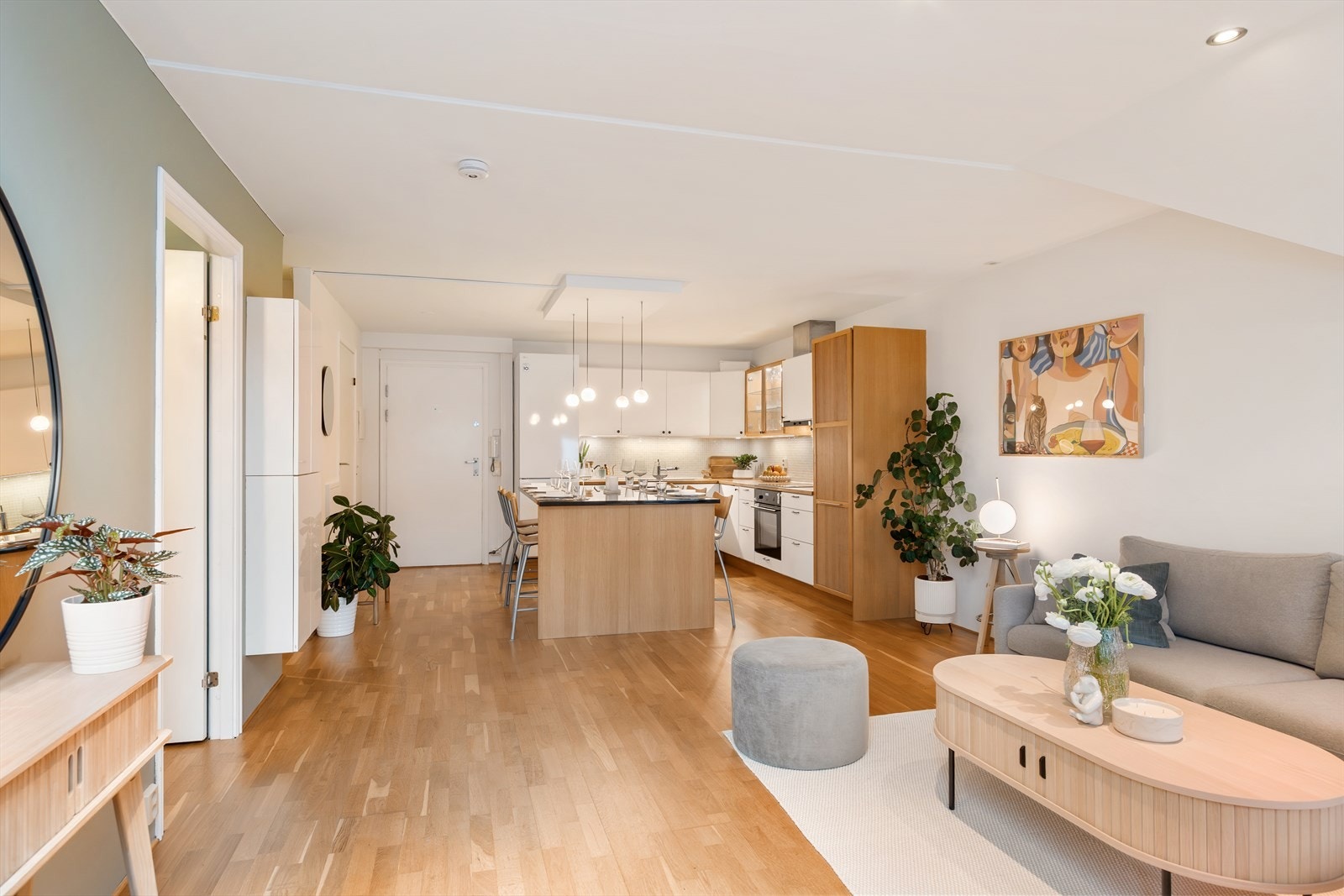 Gulvet er belagt med flott parkett, og overflatene er malt i delikate og moderne fargetoner. Galleribilde