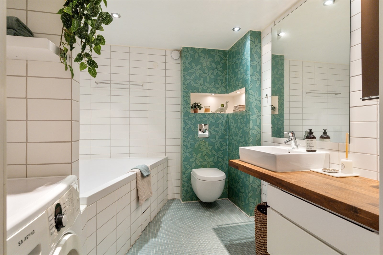 Pent, flislagt baderom med gulvvarme og downlights i himlingen. Galleribilde