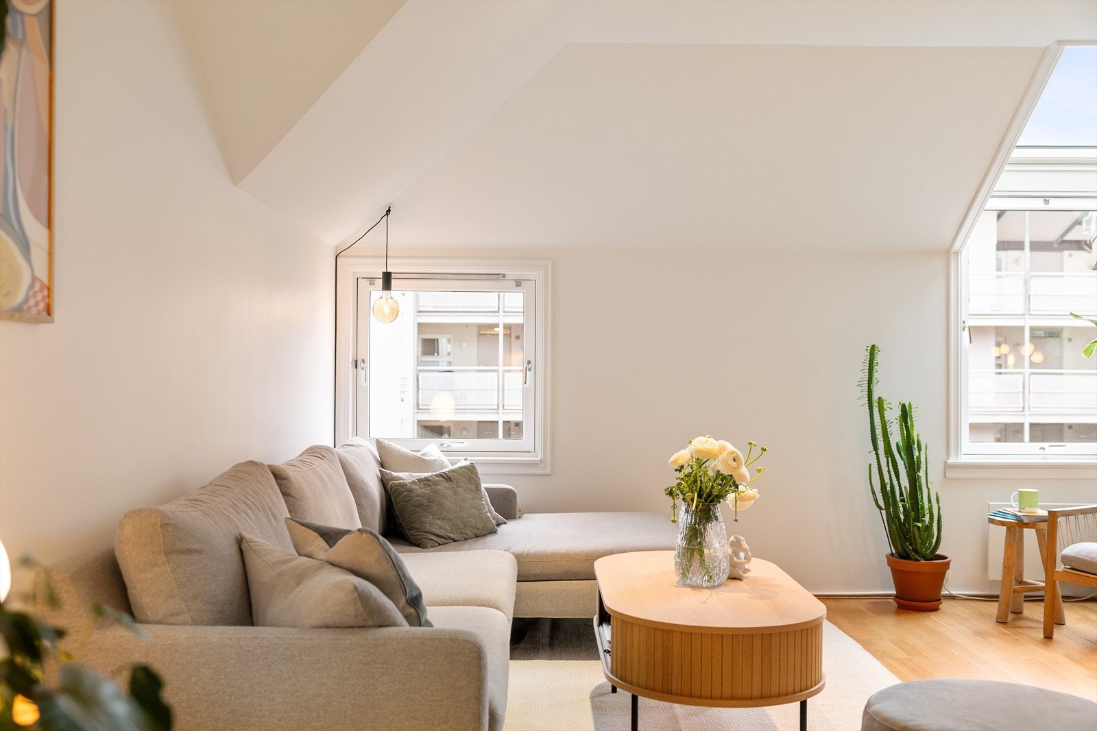 Stuen har også downlights langs den ene siden, som gir et behagelig og stemningsfullt lys i rommet. Galleribilde