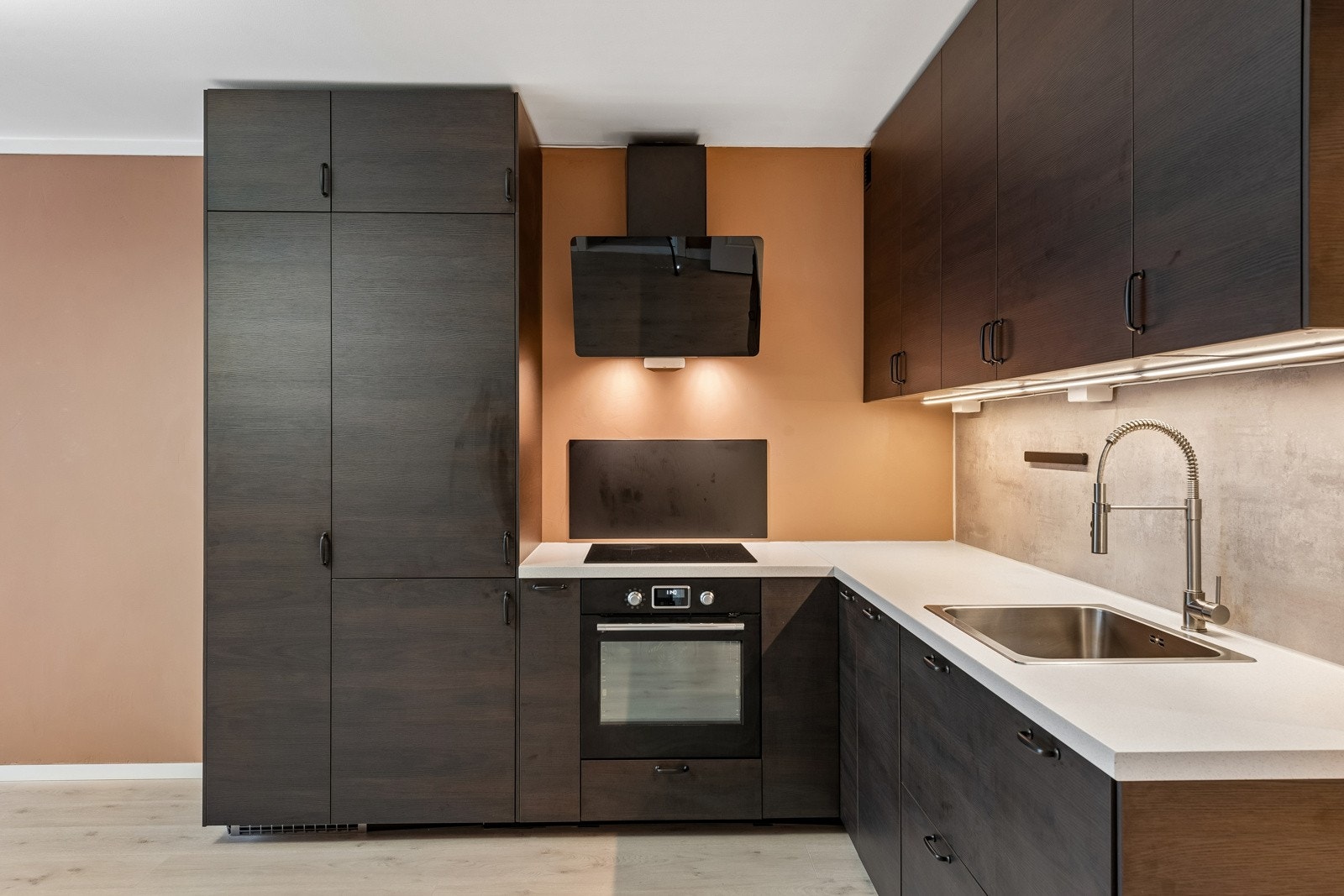 Ikea kjøkkeninnredning fra 2023. Godt planlagt med mye skap og benkeplass. Laminat benkeplate og plate over benk. Galleribilde