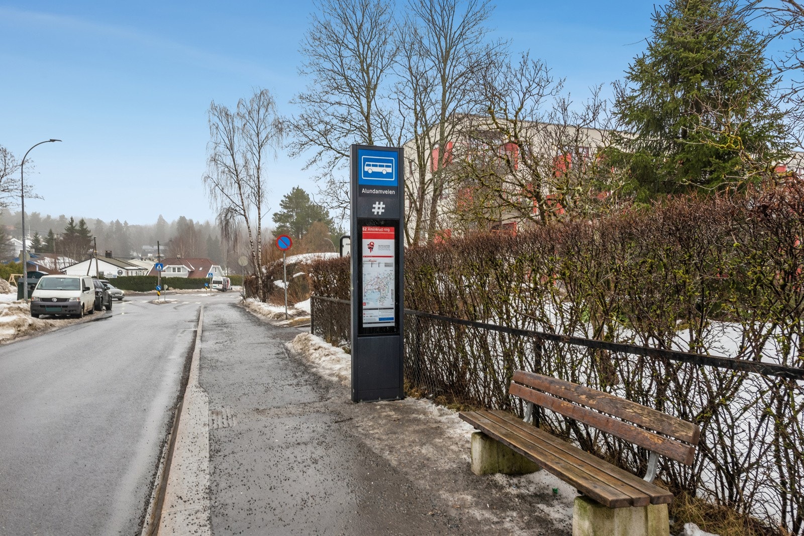 Bussholdeplassen er "rett utenfor døren", kort vei til t-bane linje 4 og 5, velg mellom Ammerud og Grorud stasjon. Galleribilde