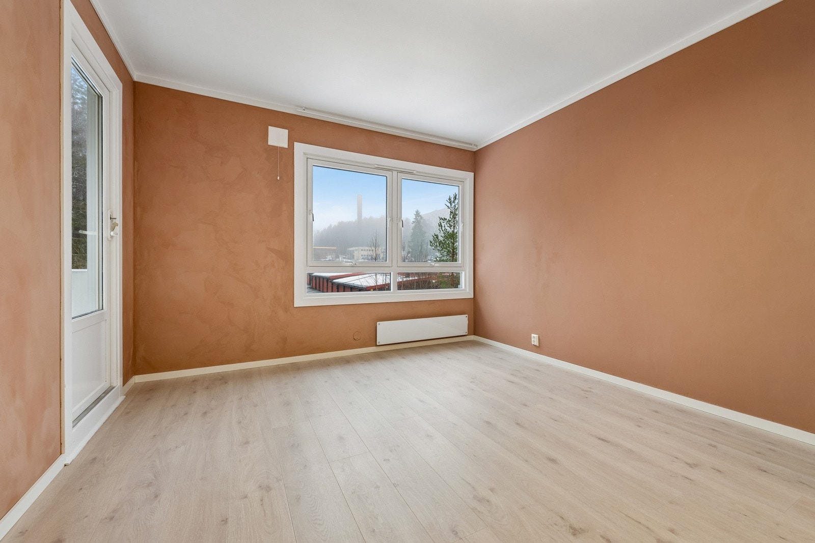 Det er god plass på kjøkken/stue til å ha både salong og spisestue om du ønsker. Galleribilde