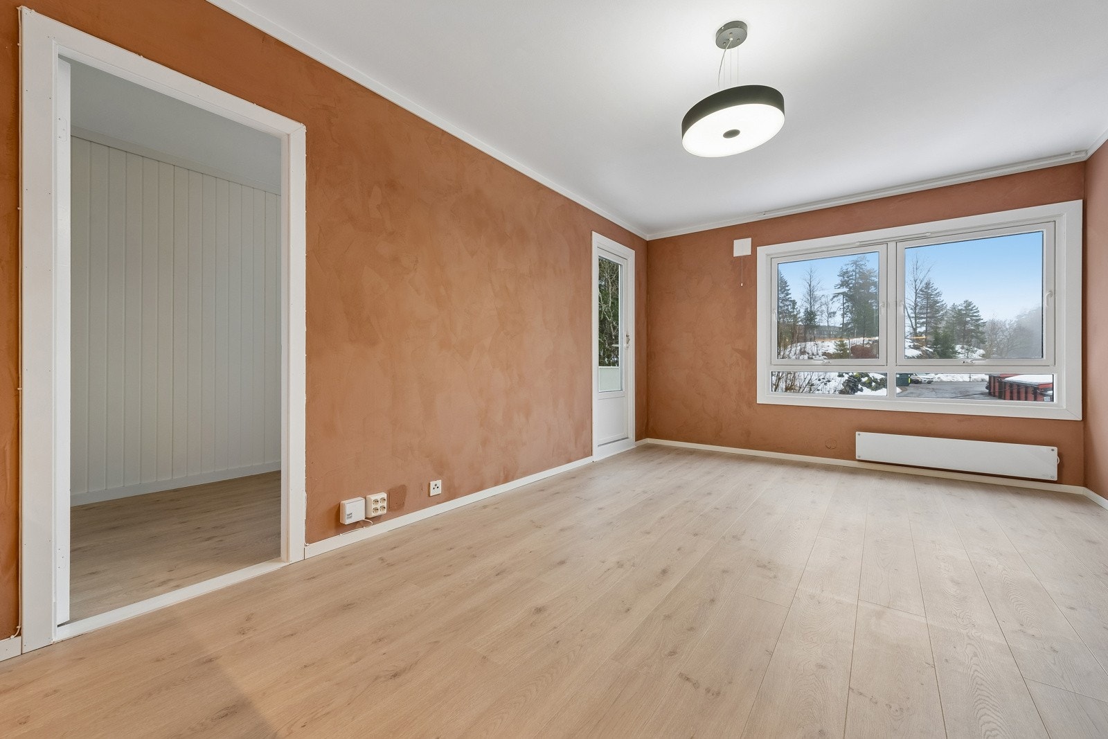 Kabel-tv/internett er inkl. i felleskostnadene. Arbeidet med flytting av rør mellom bad og kjøkken ble utført av Sans Bygg og godkjent av styret. Galleribilde